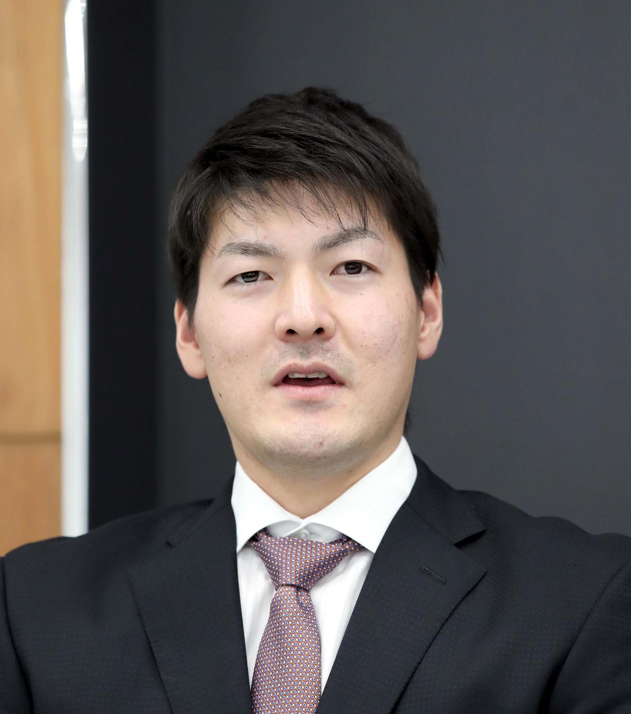 レンジャーズへの移籍が決まり退団会見に出席し笑顔で受け答えをする日本ハム有原（撮影・佐藤翔太）