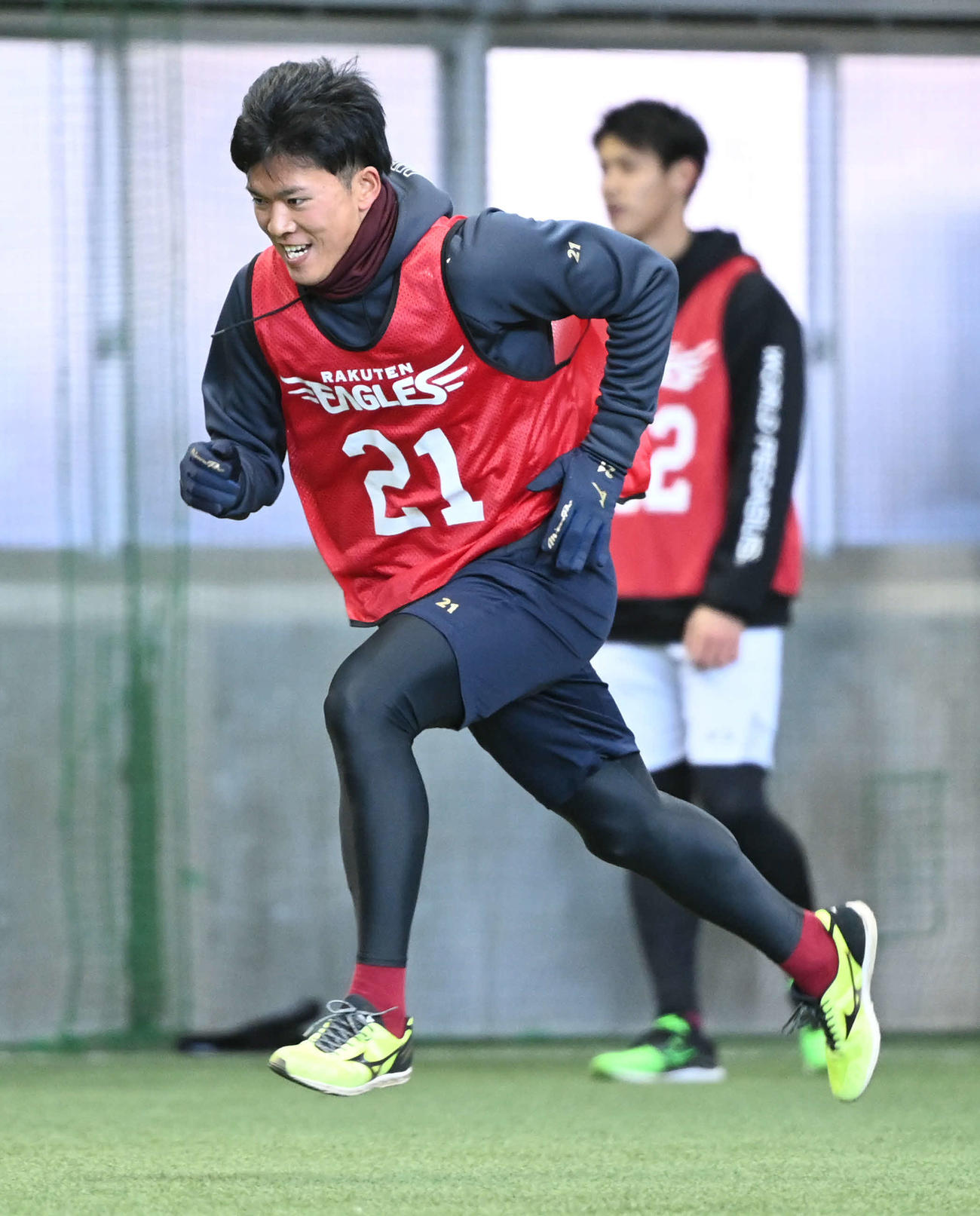 楽天新人合同自主トレでショートダッシュを繰り返す早川（撮影・山崎安昭）