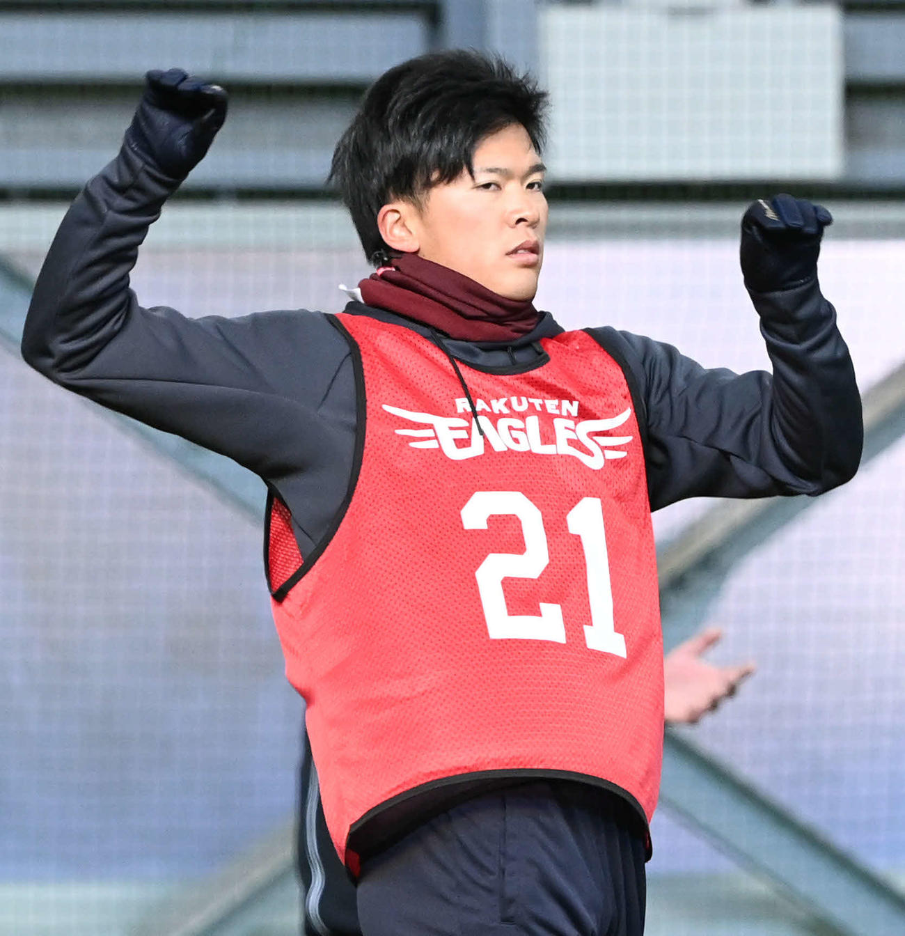 楽天新人合同自主トレでストレッチする早川（撮影・山崎安昭）