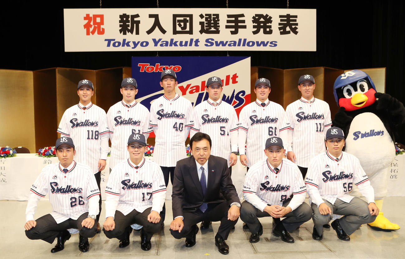 ヤクルト新入団発表会で記念撮影する、前列左から5位坂本、1位清水、小川監督、2位中山、6位鈴木、後列左から育成1位内山、7位久保、3位市川、4位浜田、8位吉田、育成2位松本、つば九郎（2018年12月7日撮影）