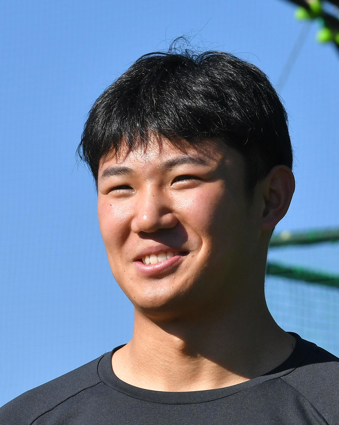 笑顔を見せるヤクルト奥川（代表撮影）