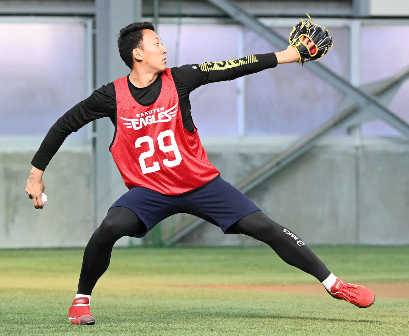 楽天新人合同自主トレでキャッチボールをする高田孝一（撮影・山崎安昭）