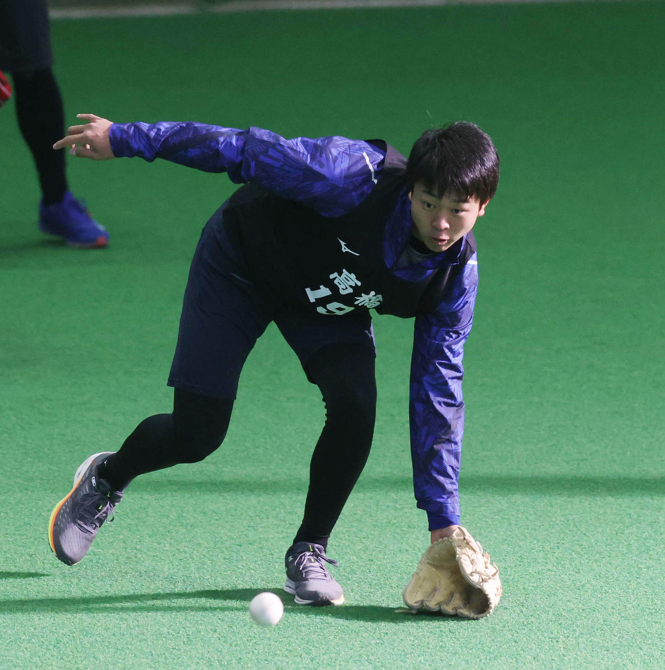 ノックを受ける中日高橋宏（2021年1月9日・代表撮影）