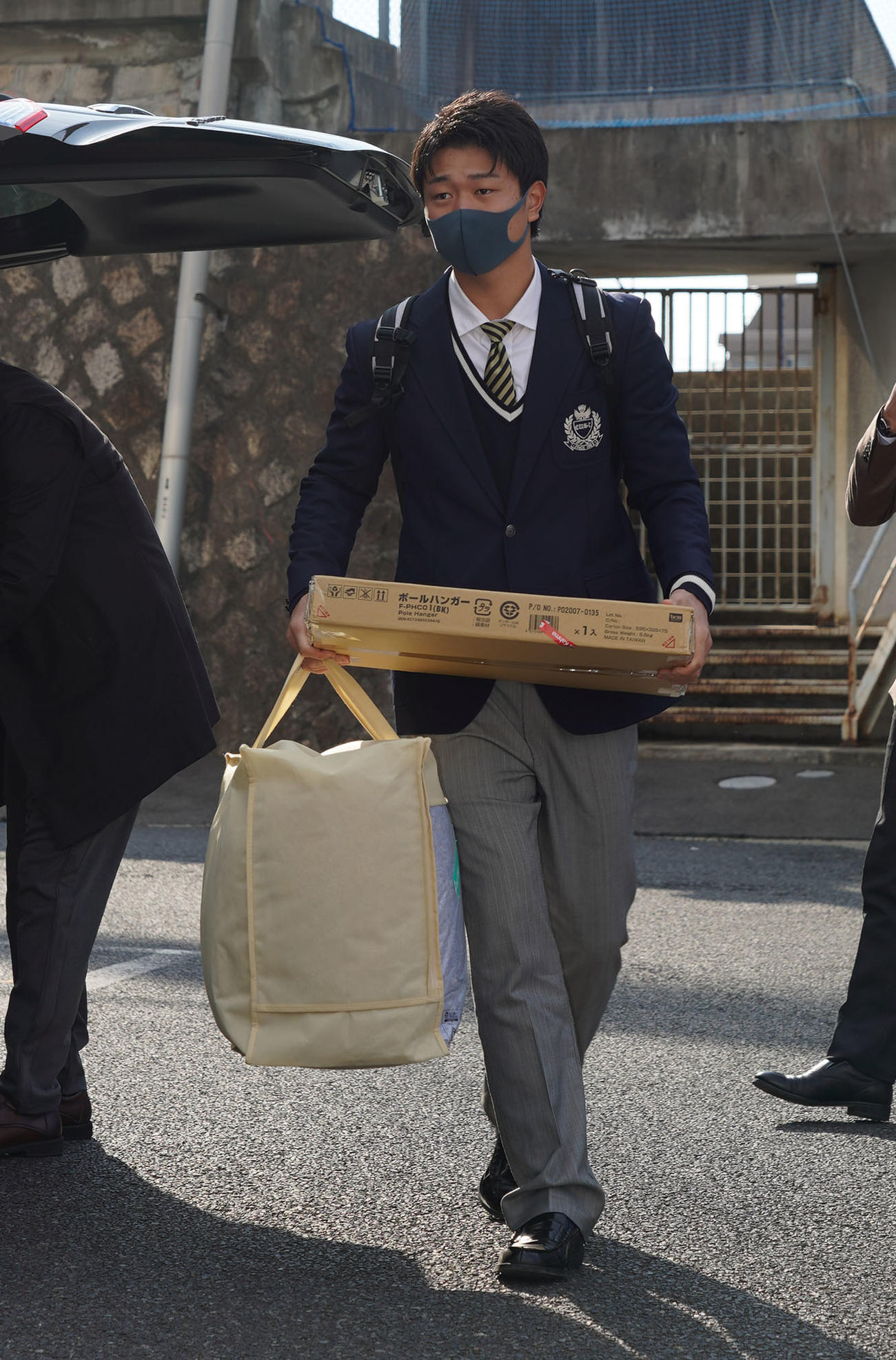 昇竜館に荷物を運び込む高橋宏（2021年1月7日撮影）