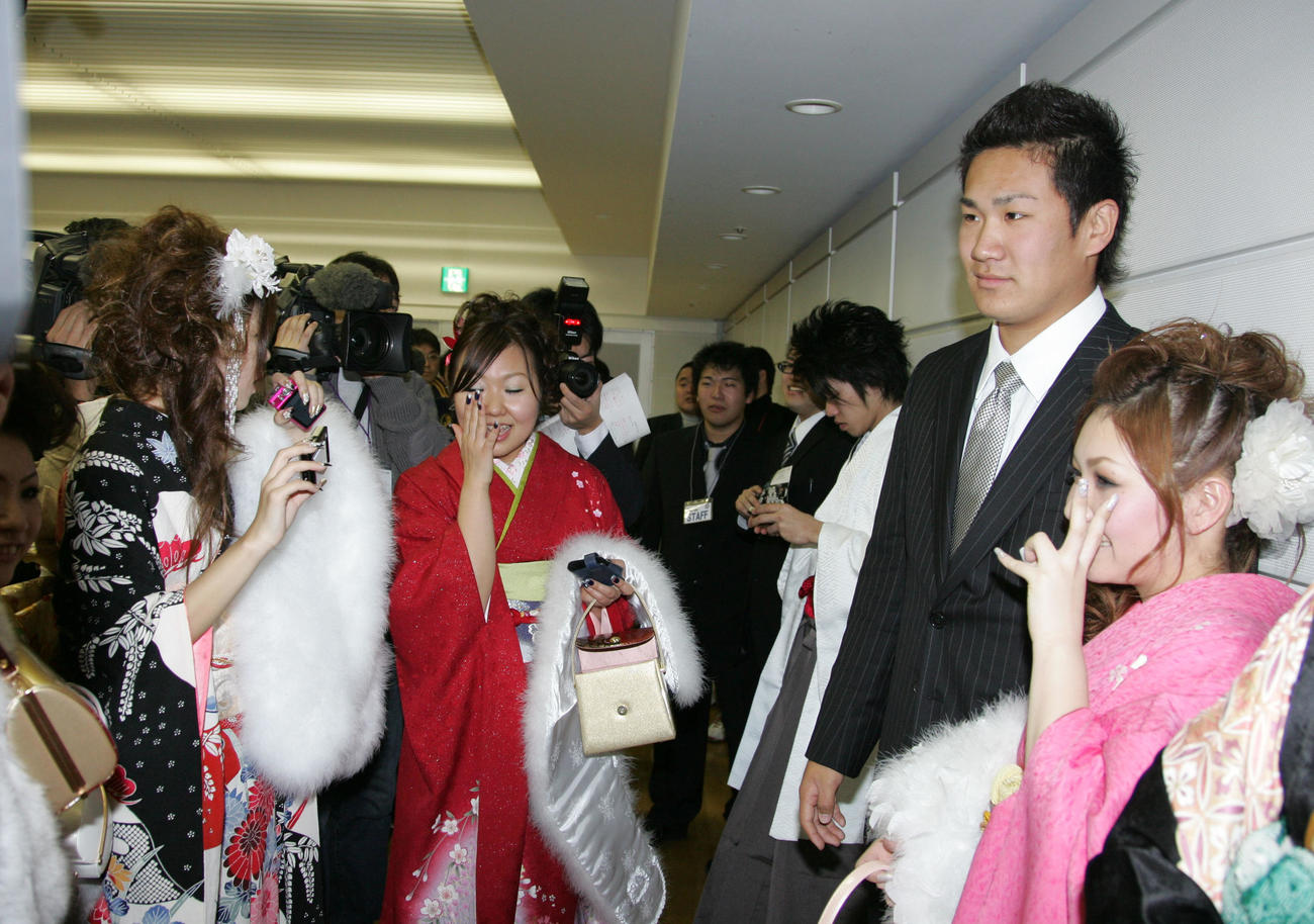 成人式に出席し記念写真におさまる楽天・田中将大（右）（撮影・渦原淳）＝2009年1月12日、兵庫県伊丹市の伊丹ホール私服　スーツ　田中将大写真館