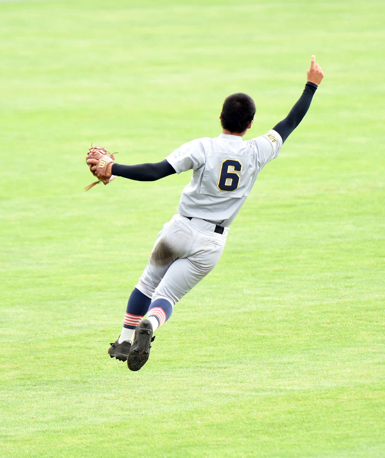 八戸学院光星対青森山田　9回表八戸学院光星2死、独自大会優勝を決める遊飛を捕り、右腕を突き上げる青森山田・川原田（2020年7月28日撮影）