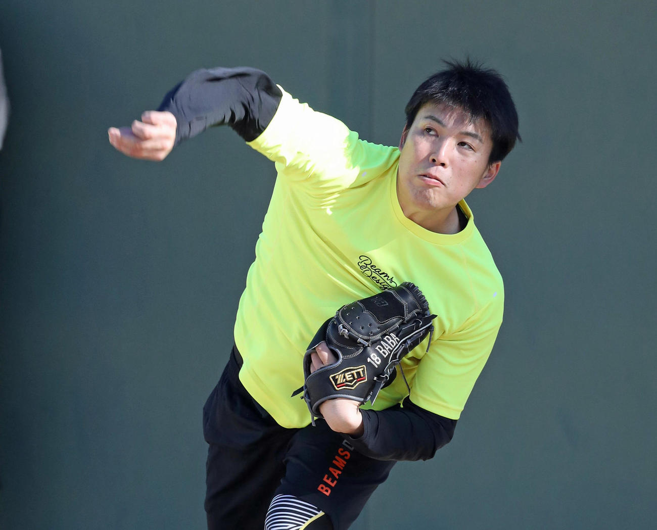 キャッチボール中、笑顔の阪神馬場皐輔（代表撮影）