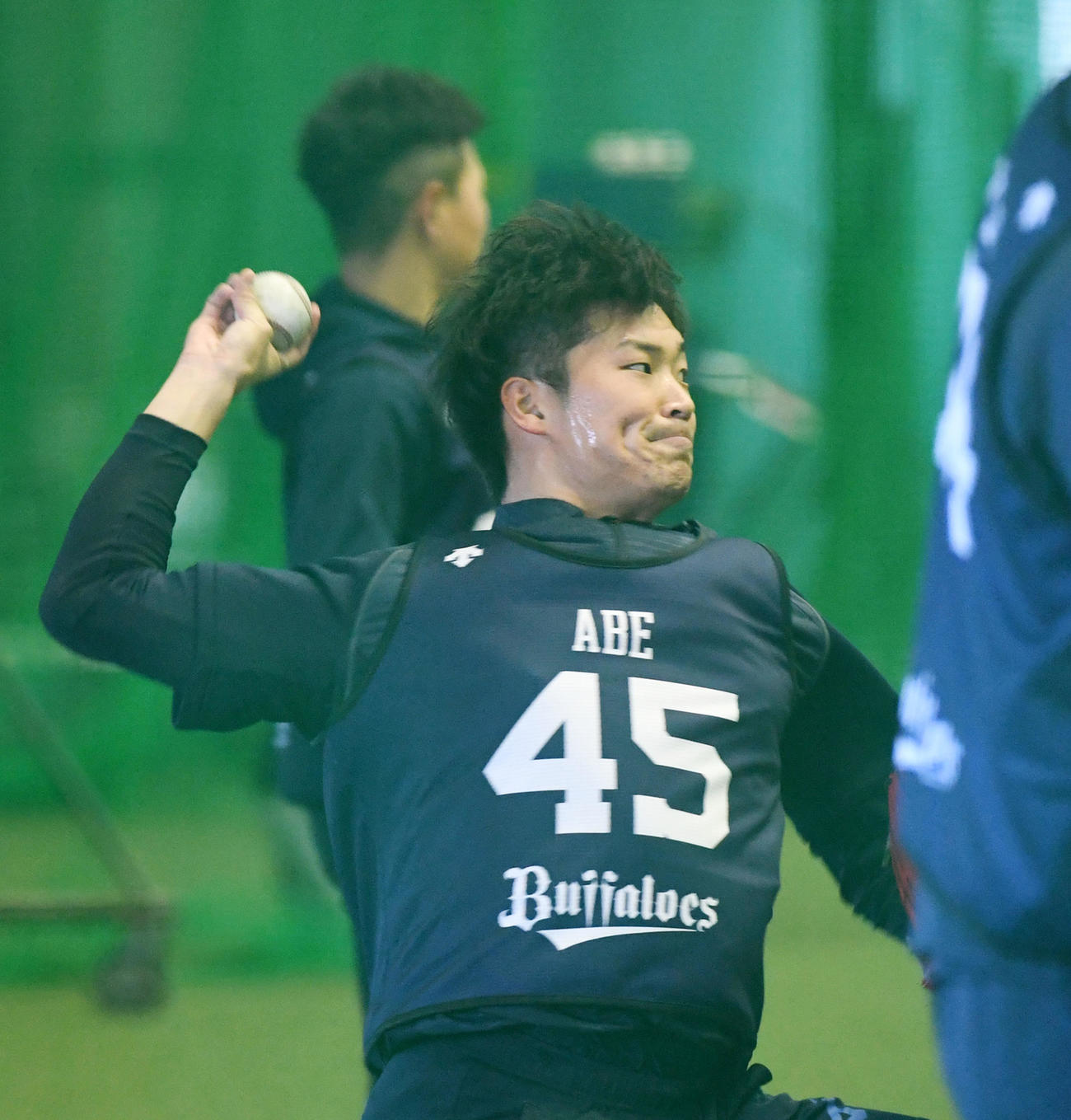 キャッチボールを行うオリックス阿部（撮影・前岡正明）