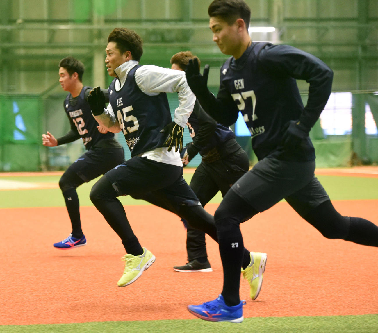 新人合同自主トレで力強いダッシュを見せる、左からオリックス山下、阿部、元（撮影・前岡正明）