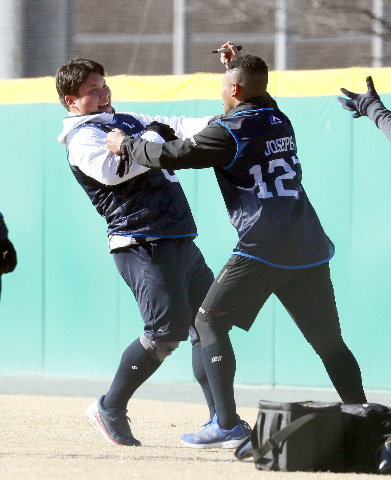 新人合同自主トレで育成3位の宮本（右）にいたずらを仕掛け、反撃されるドラフト1位の渡部（代表撮影）