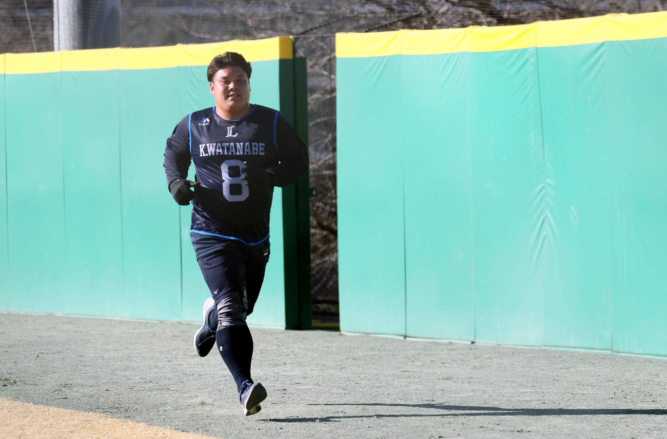 新人合同自主トレのランニングメニューで汗を流す西武ドラフト1位の渡部（代表撮影）