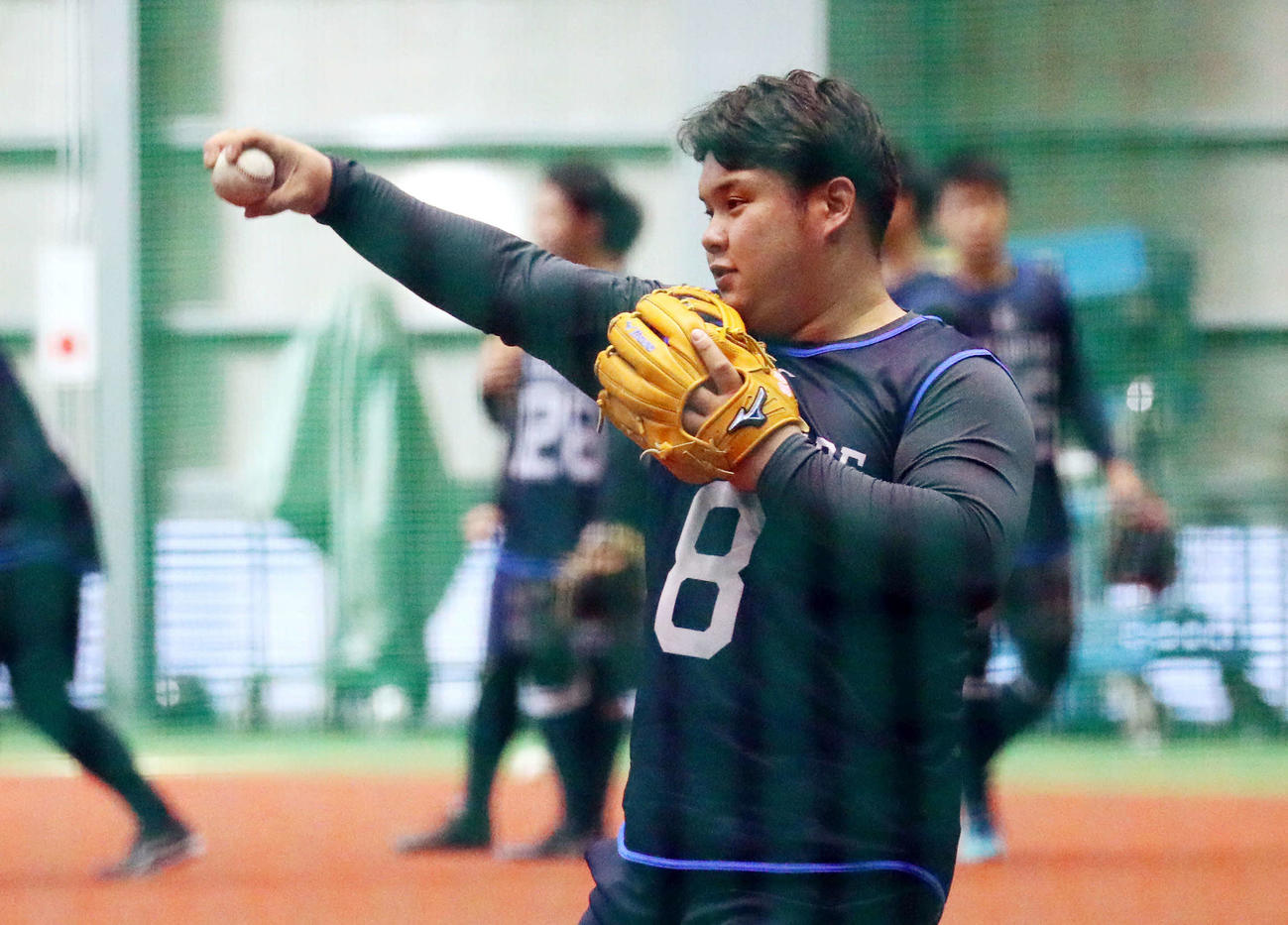 新人合同自主トレでノックを受ける西武ドラフト1位の渡部（代表撮影）