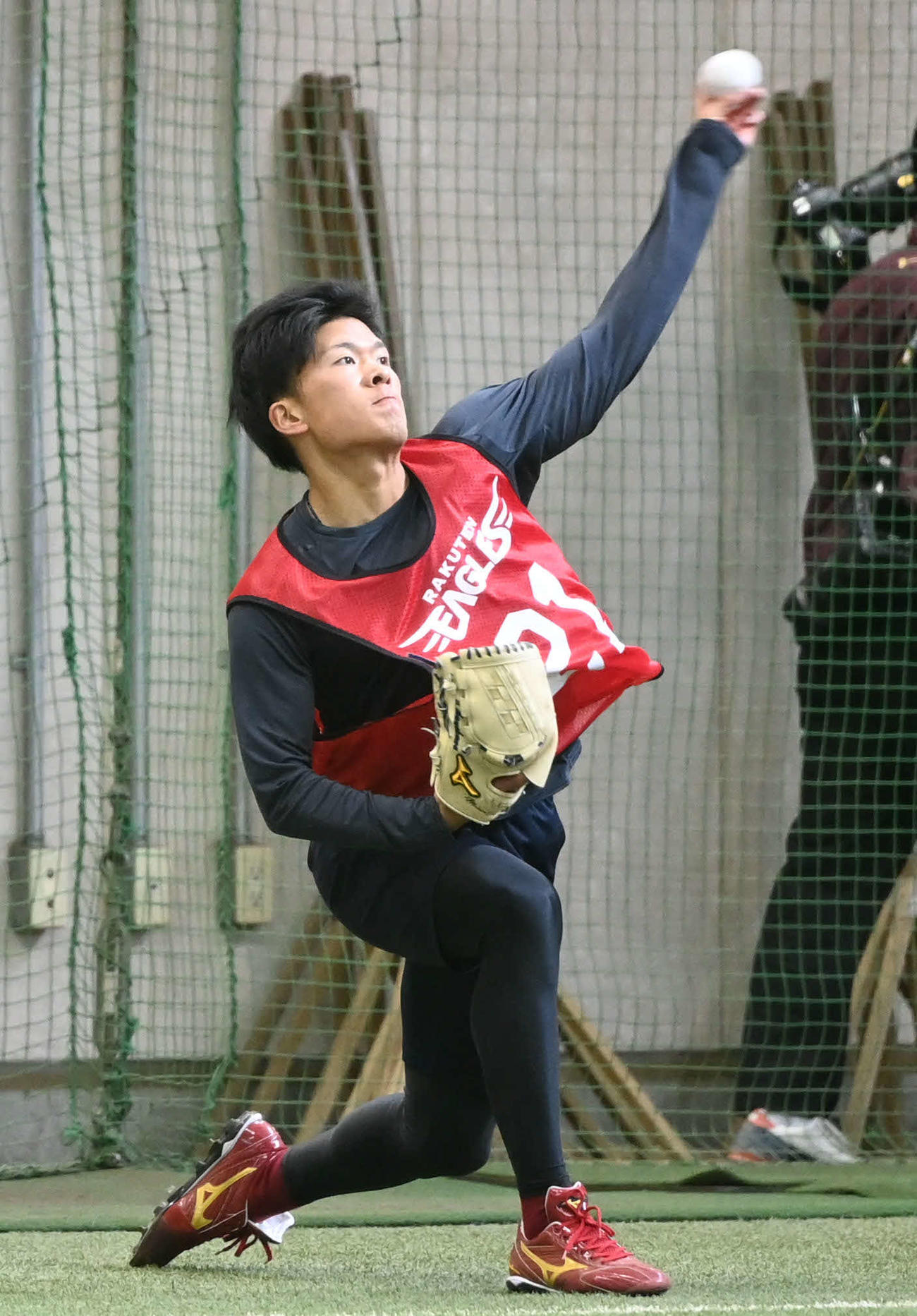 楽天新人合同自主トレでキャッチボールをする早川（撮影・山崎安昭）