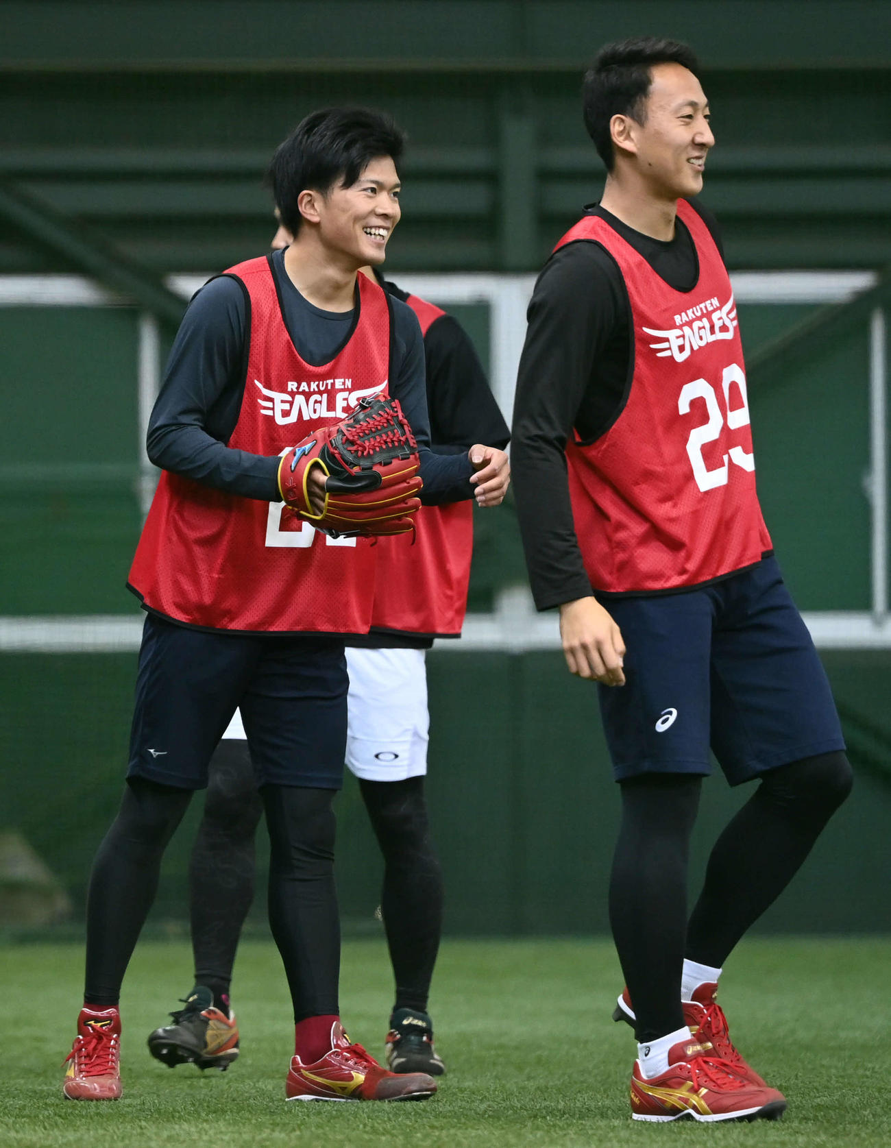楽天新人合同自主トレで早川（左）は高田孝と笑顔でノックに臨む（撮影・山崎安昭）