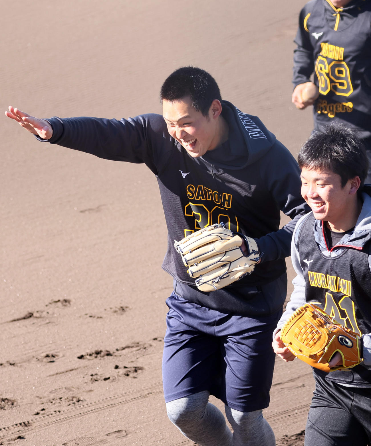 練習に臨む阪神佐藤蓮（左）と村上頌樹（代表撮影）