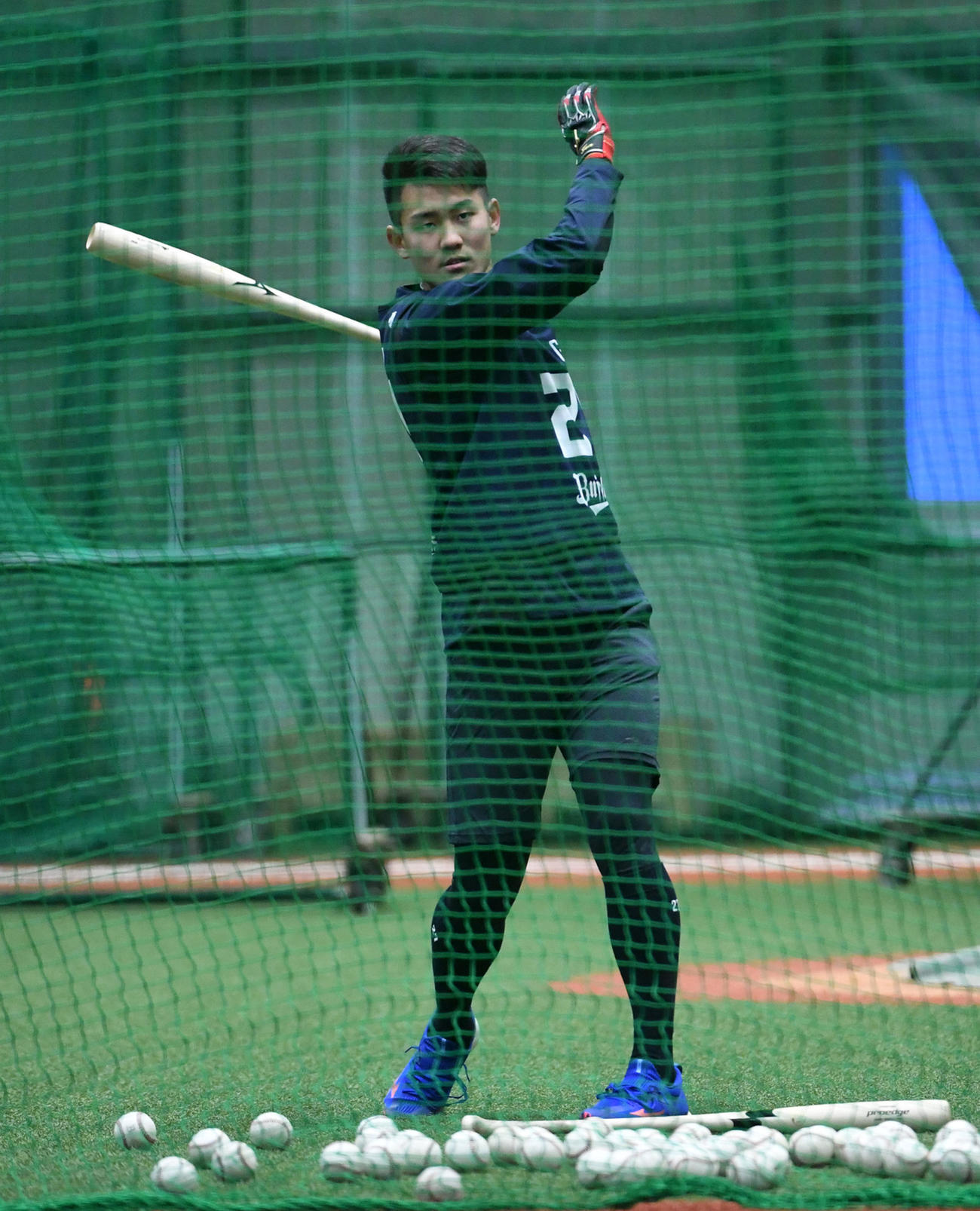 ティー打撃を行うオリックス元謙太（撮影・前岡正明）
