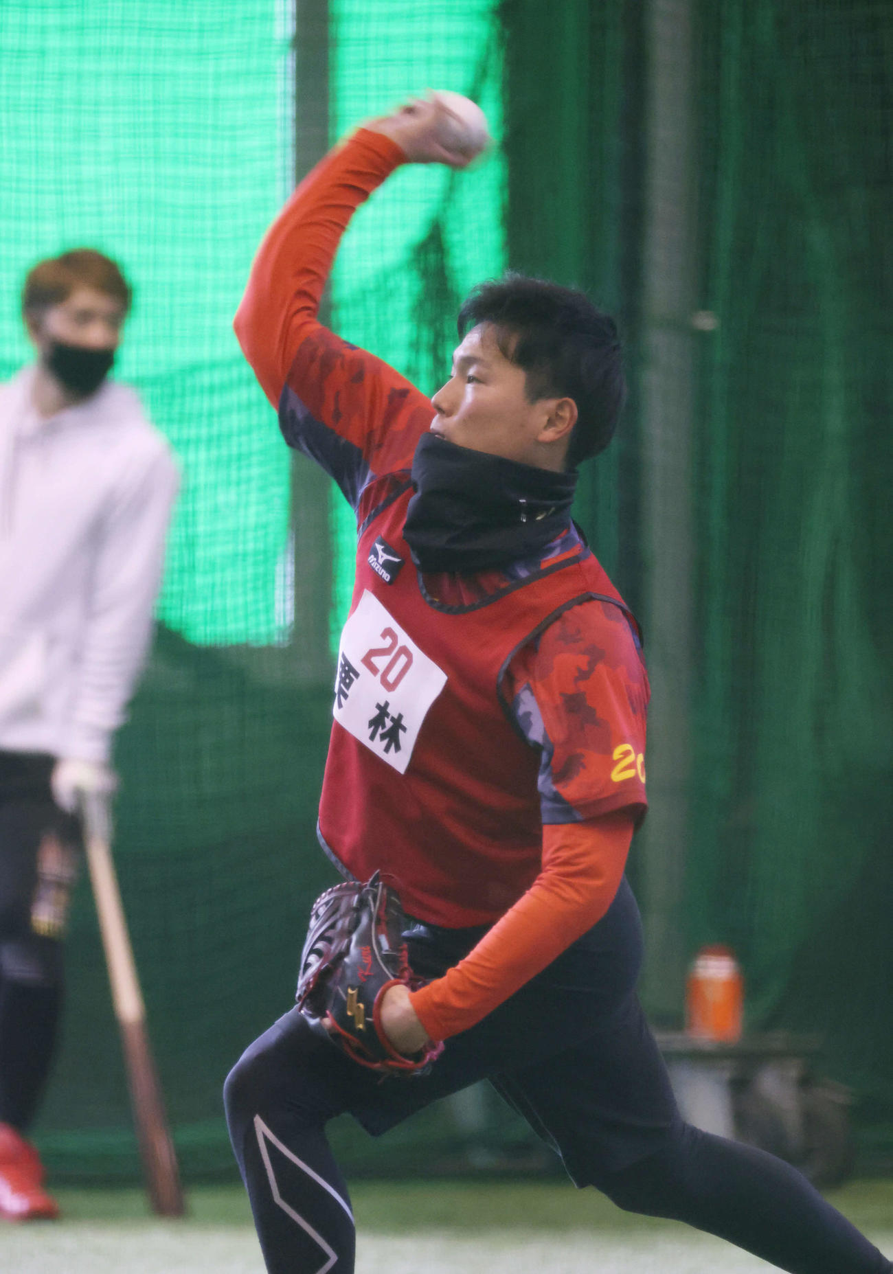 キャッチボールをするドラフト1位の栗林（撮影・加藤孝規）