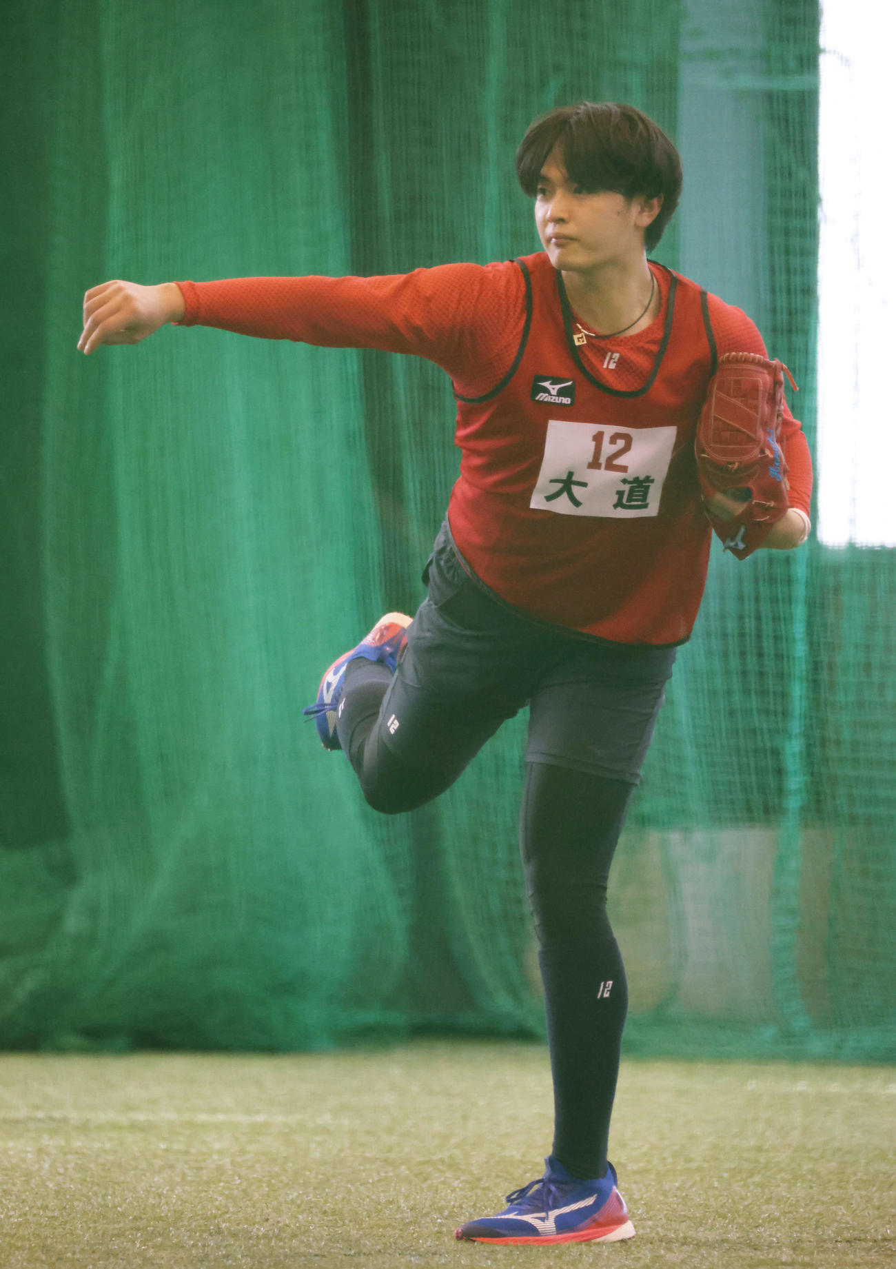 新人合同自主トレ　キャッチボールをするドラフト3位の大道（撮影・加藤孝規）
