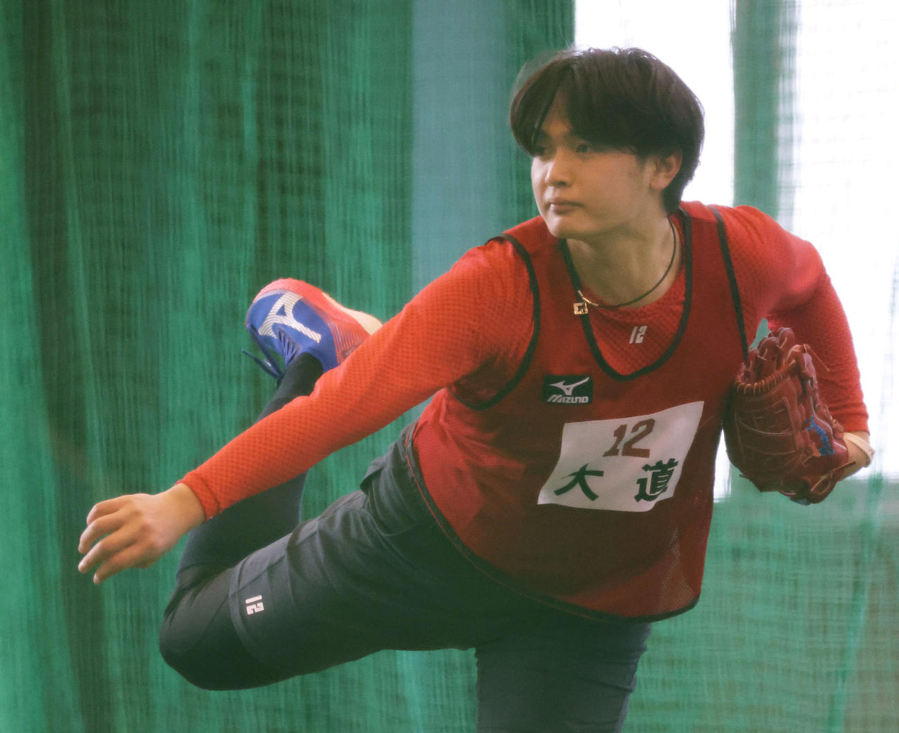 新人合同自主トレ　キャッチボールをするドラフト3位の大道（撮影・加藤孝規）