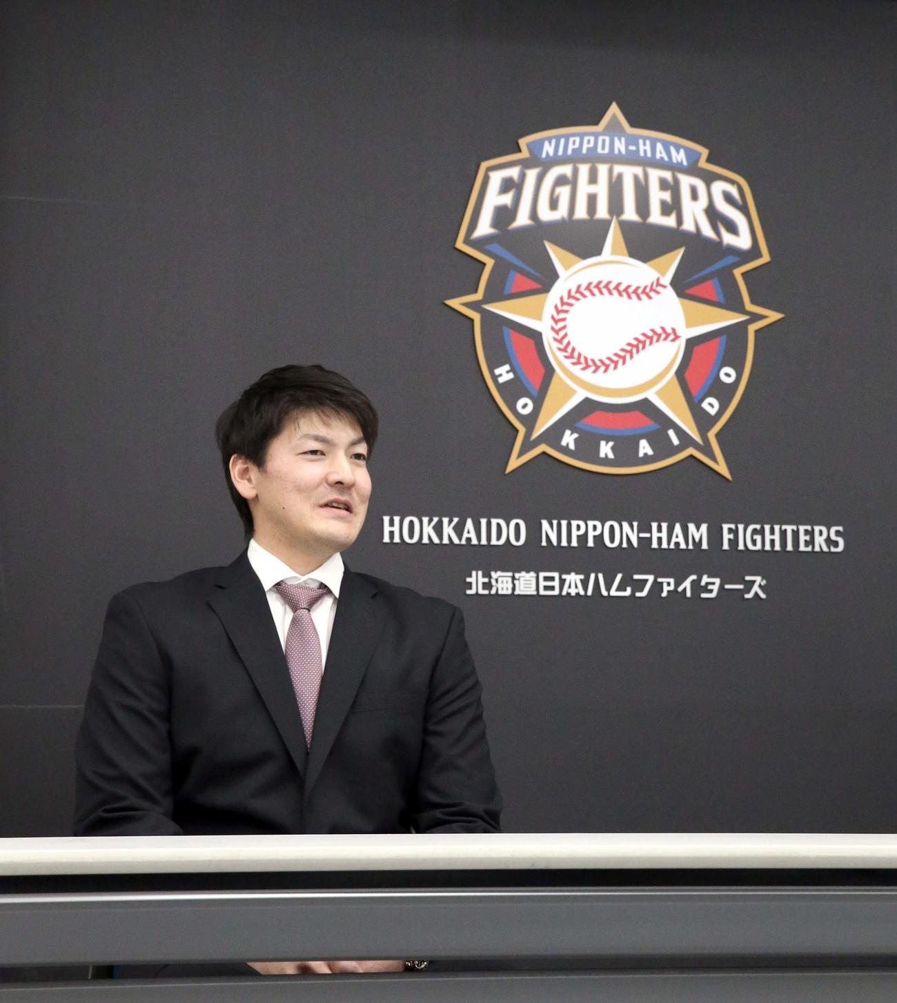 レンジャーズへの移籍が決まり退団会見に出席し笑顔で受け答えをする日本ハム有原（撮影・佐藤翔太）