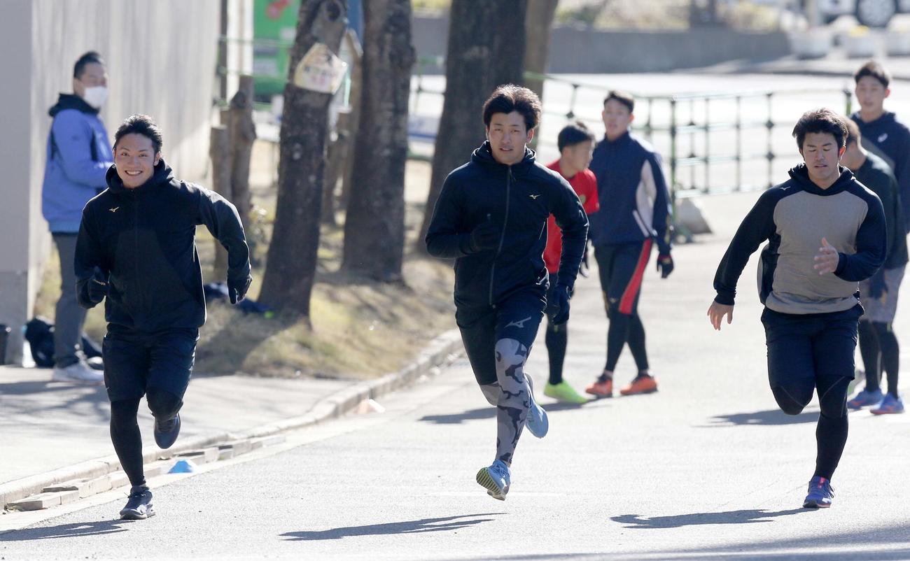 坂道ダッシュをする左から日本ハム伊藤、古川、今川（撮影・佐藤翔太）