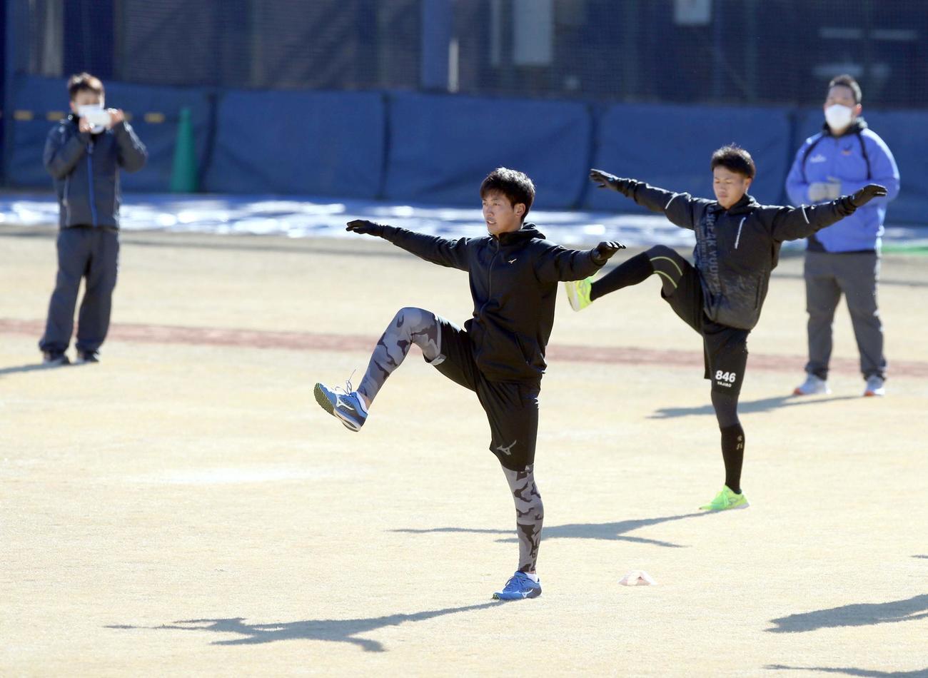 ウオーミングアップをする日本ハム古川（手前）（撮影・佐藤翔太）