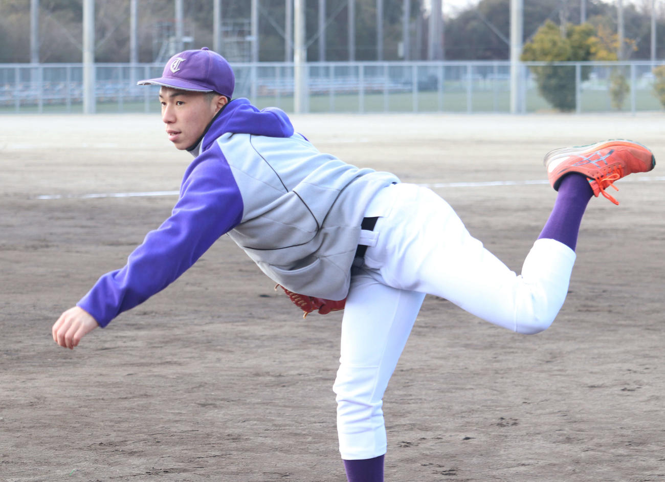 キャッチボールをする天理大・井奥勘太（撮影・望月千草）