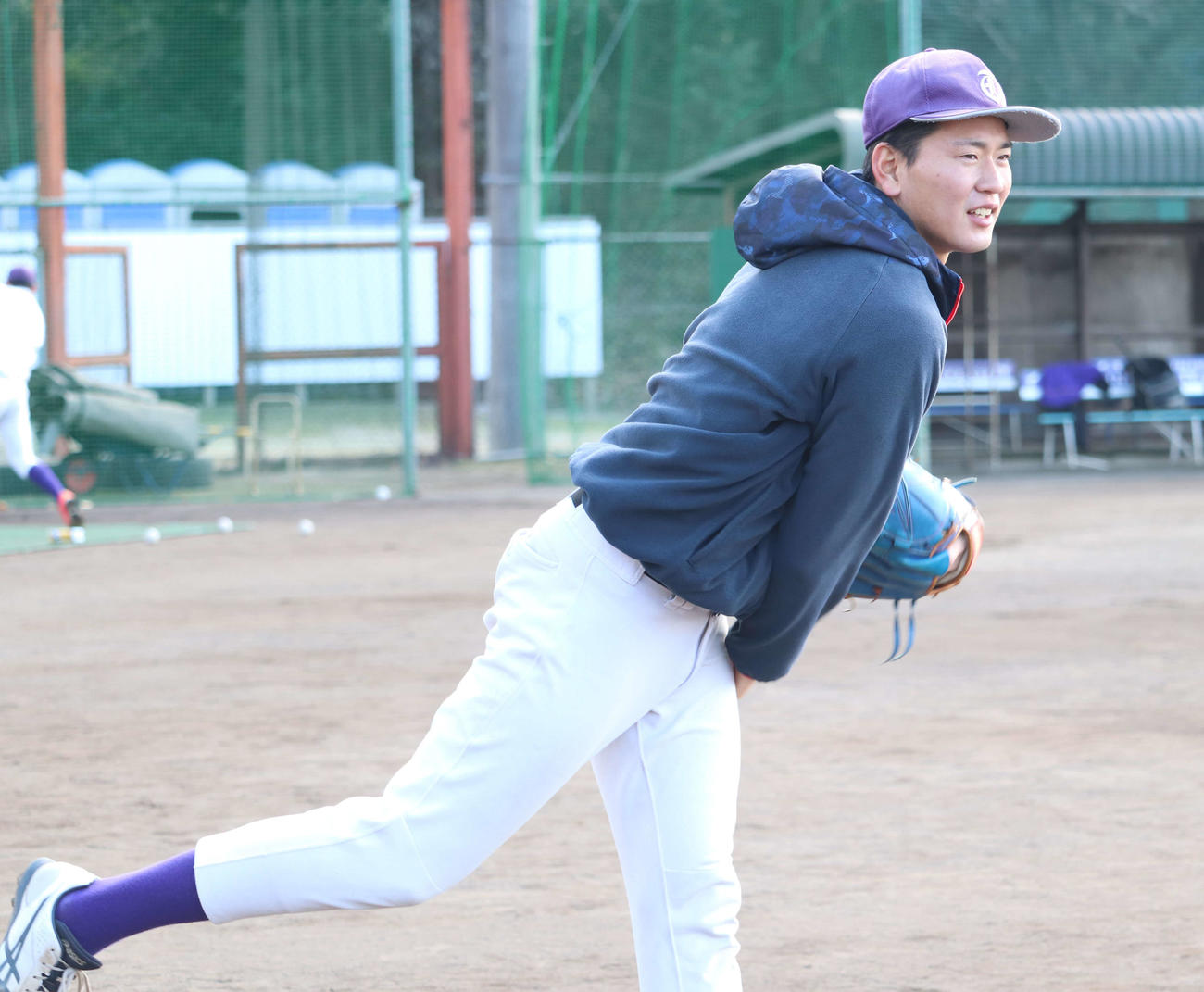 キャッチボールをする天理大・牛島樹（撮影・望月千草）