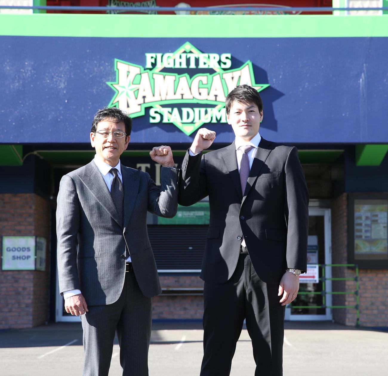 レンジャーズへの移籍が決まり退団会見を終え鎌ケ谷スタジアム前で記念撮影をする日本ハム栗山監督（左）と有原（撮影・佐藤翔太）
