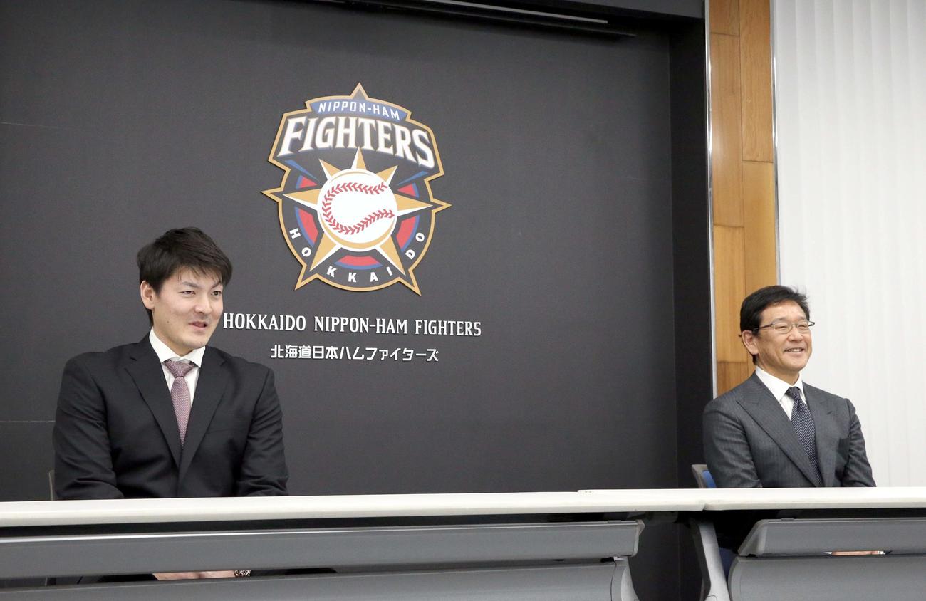 レンジャーズへの移籍が決まり退団会見に出席する日本ハム有原（左）と栗山監督（撮影・佐藤翔太）