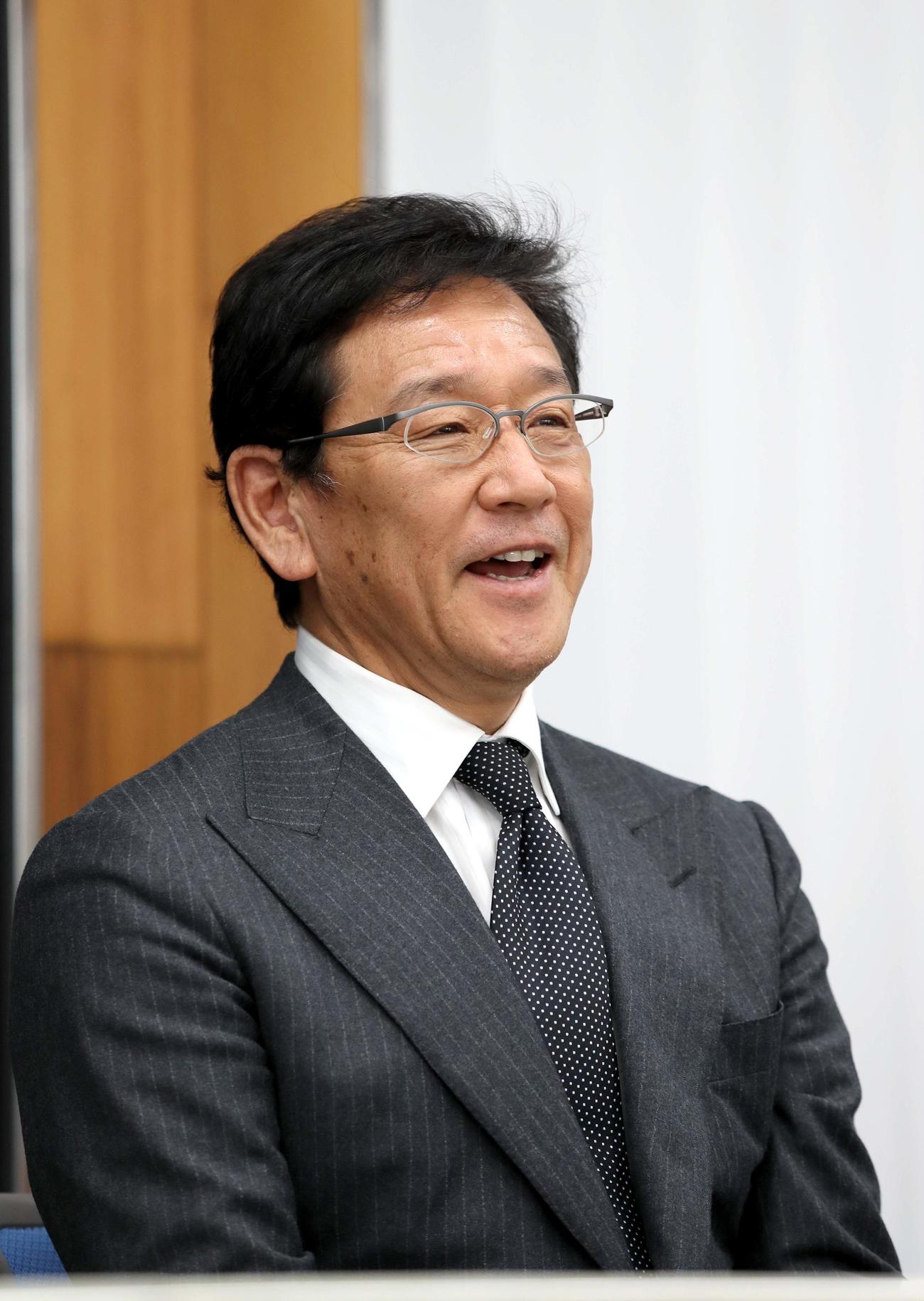 日本ハム有原の退団会見で笑顔で話す日本ハム栗山監督（撮影・佐藤翔太）