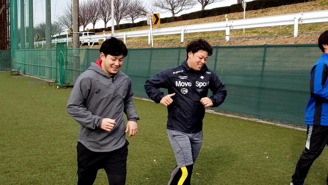 川崎市内でともに自主トレを行った巨人高梨（右）と大江（球団提供）