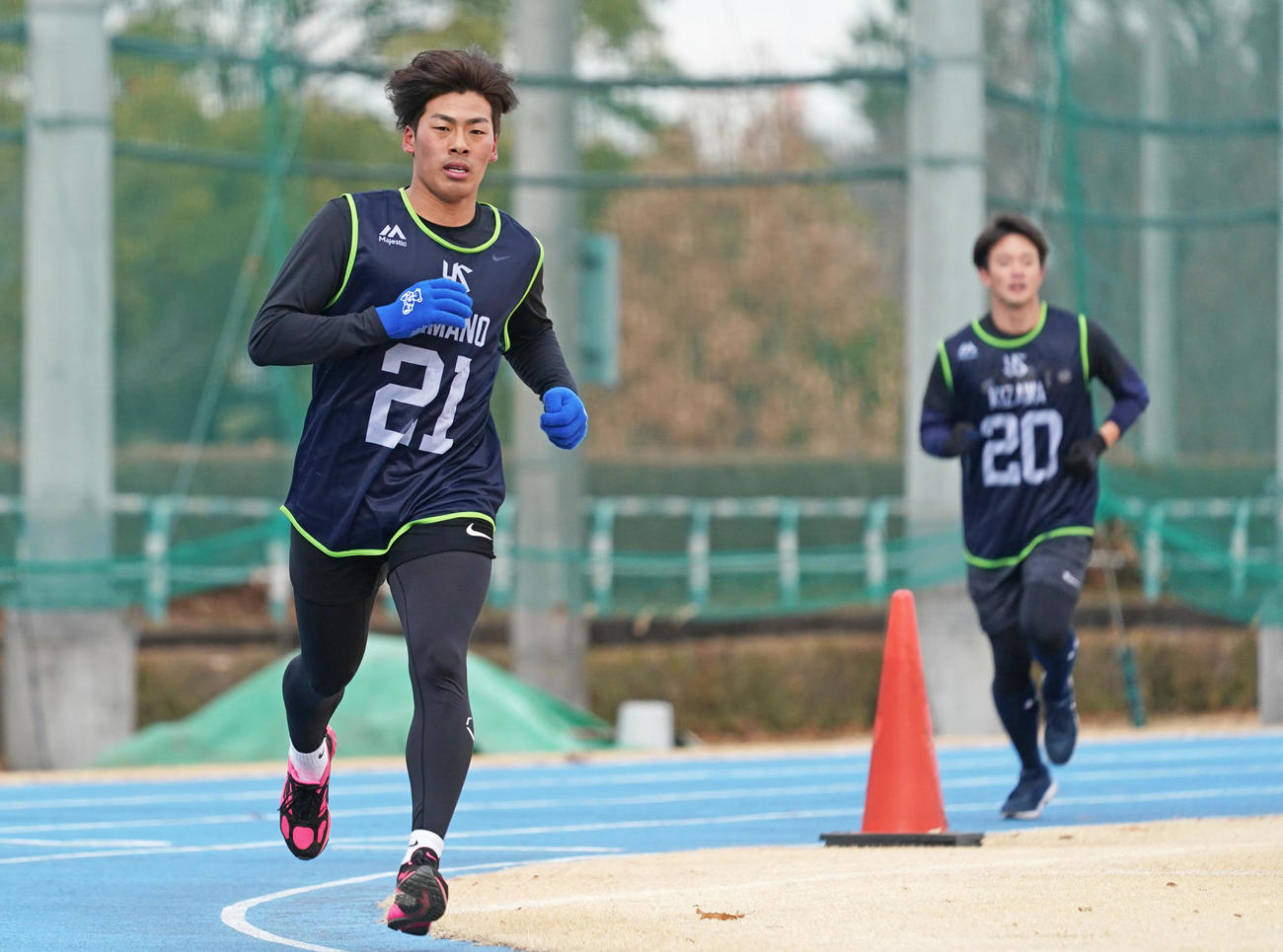 新人合同自主トレに参加するヤクルト山野（代表撮影）