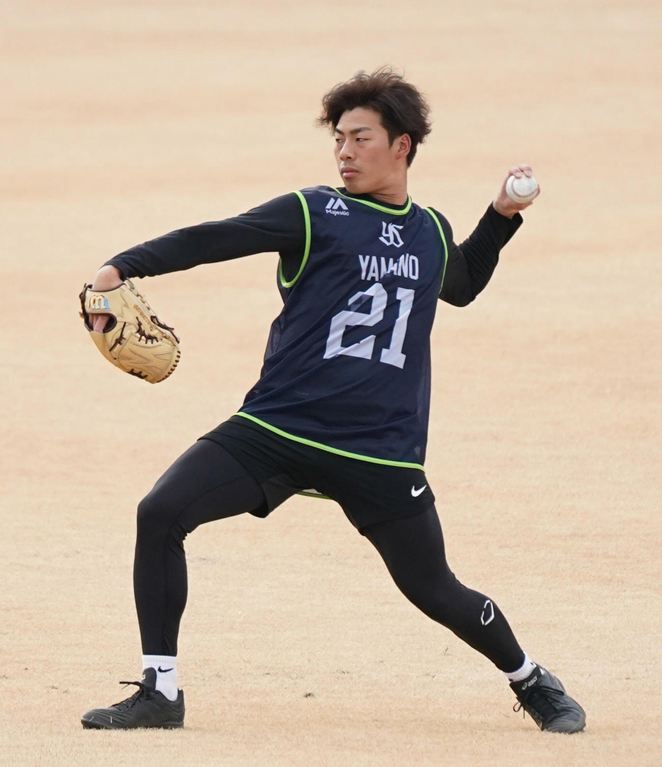新人合同自主トレに参加するヤクルト山野（代表撮影）