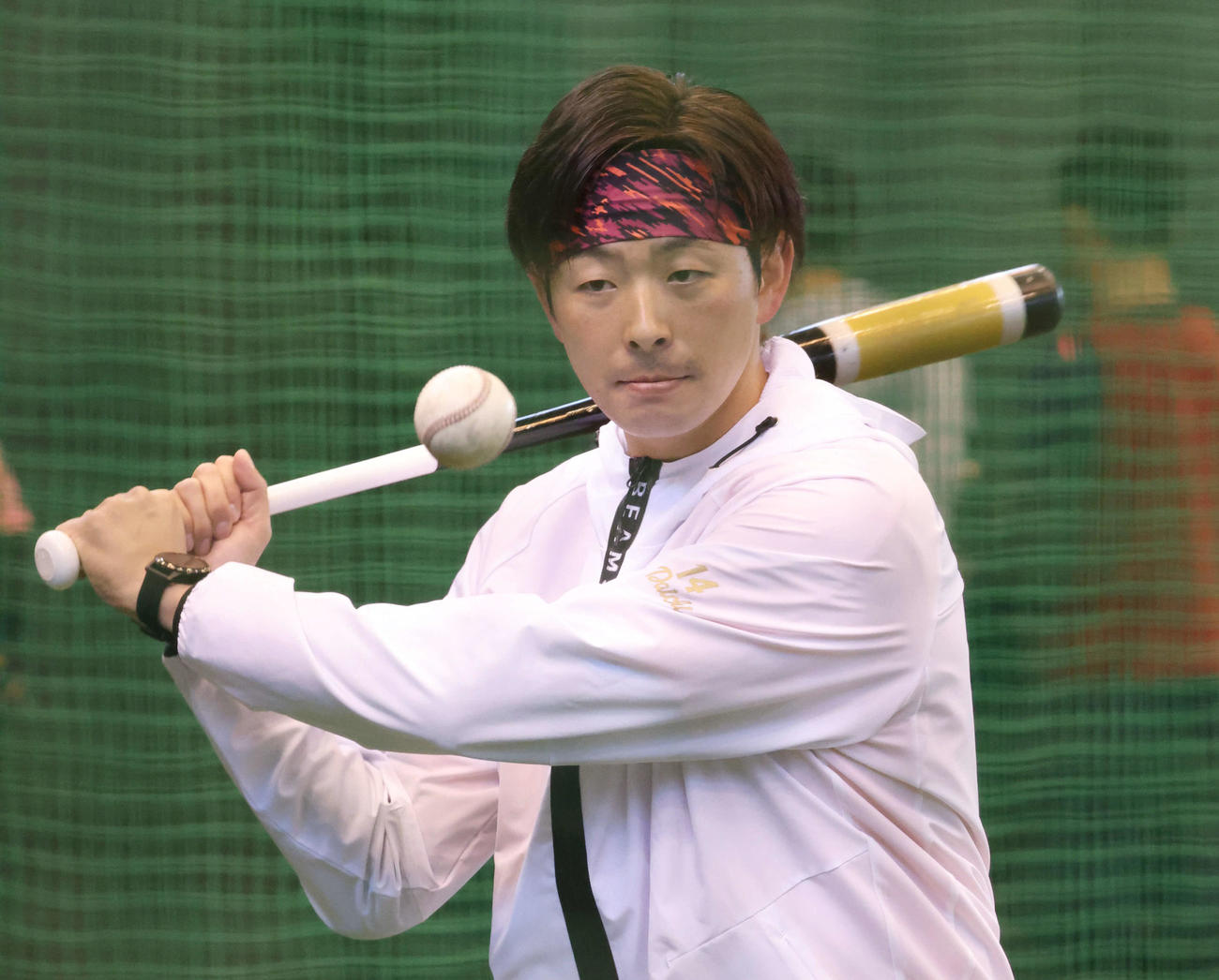 山口翔にノックをする大瀬良大地（撮影・加藤孝規）