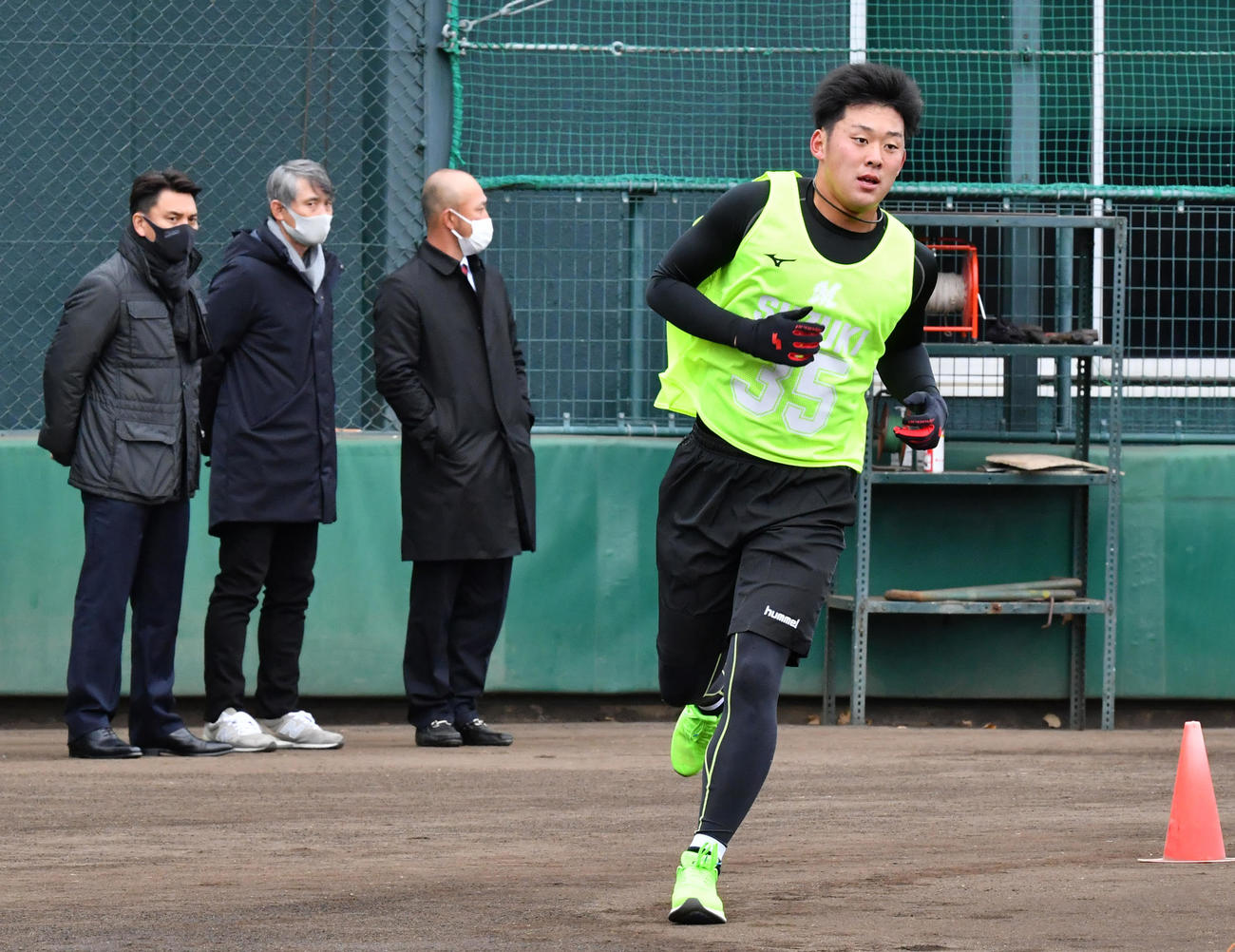 ロッテ鈴木（手前）のランニングを見つめる、左から井口監督、河野コーチ、的場コーチ（代表撮影）