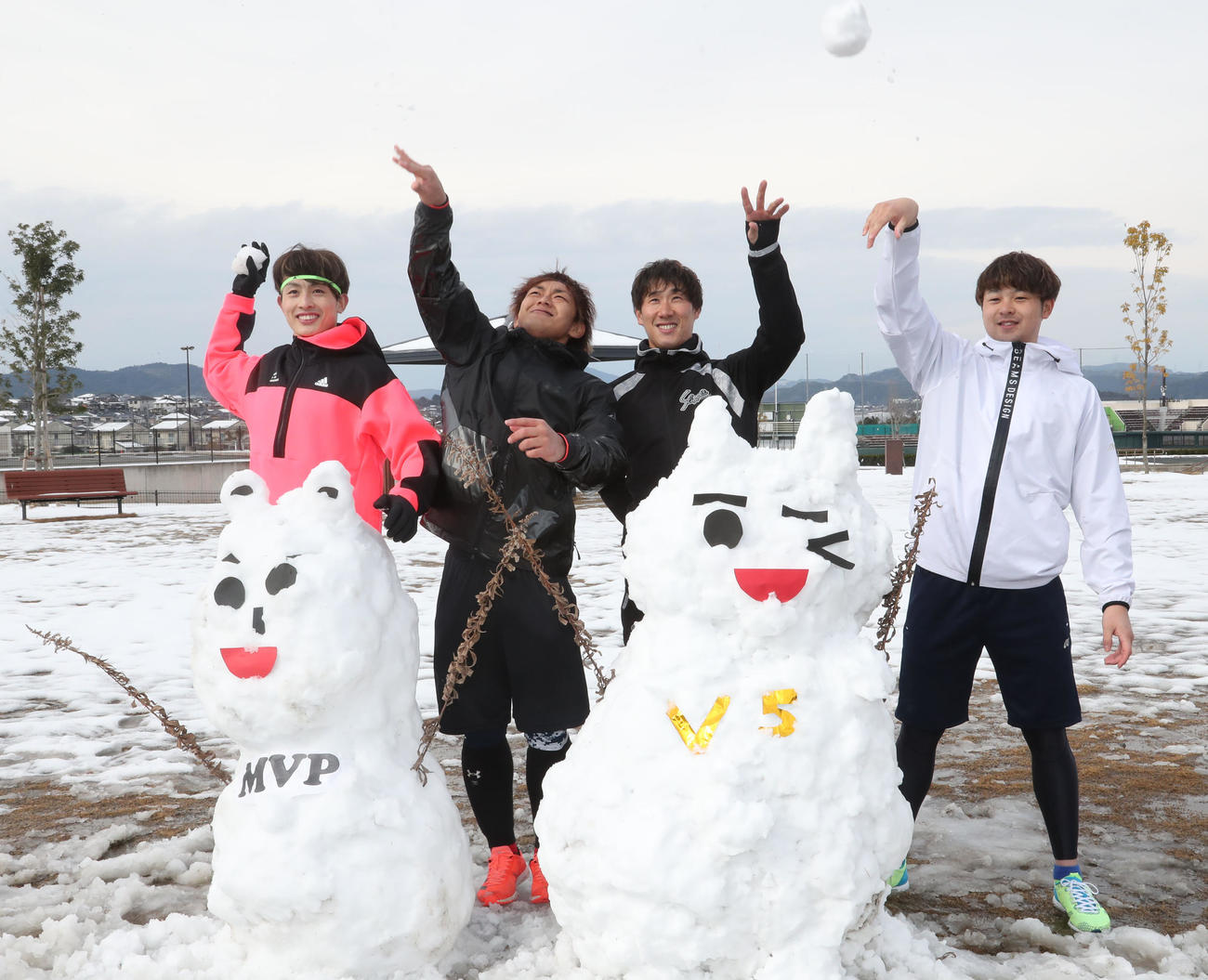 久しぶりの大寒波。雪だるまの前で来季への活躍を誓う左から周東佑京、今宮健太、高田知季、川瀬晃（撮影・梅根麻紀）