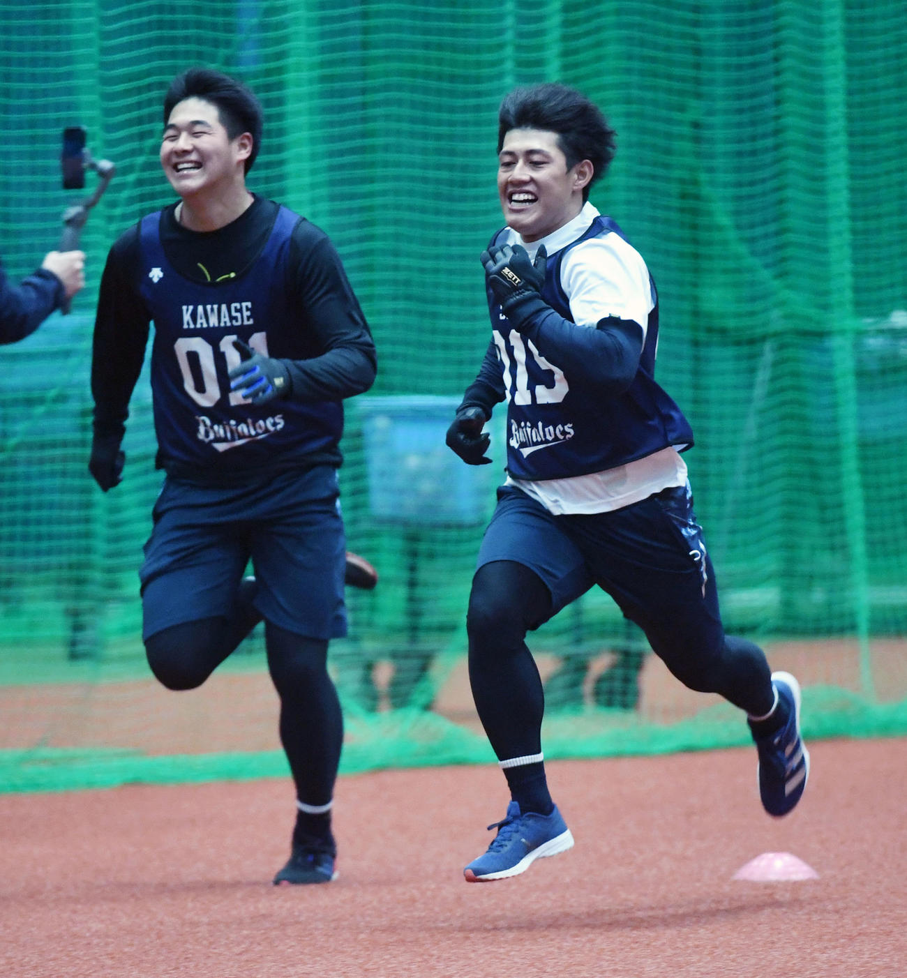 ダッシュをするオリックス川瀬堅斗（左）と佐野如一（撮影・前岡正明）