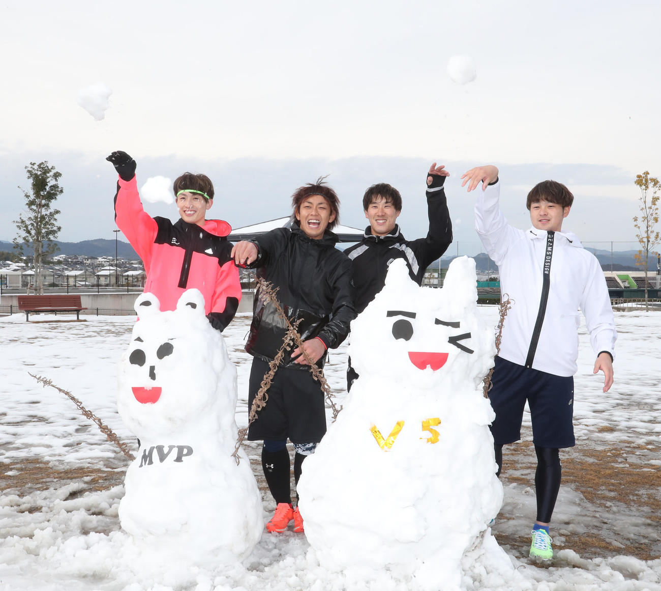 雪だるまの前で今季への活躍を誓う左から周東、今宮、高田、川瀬（撮影・梅根麻紀）
