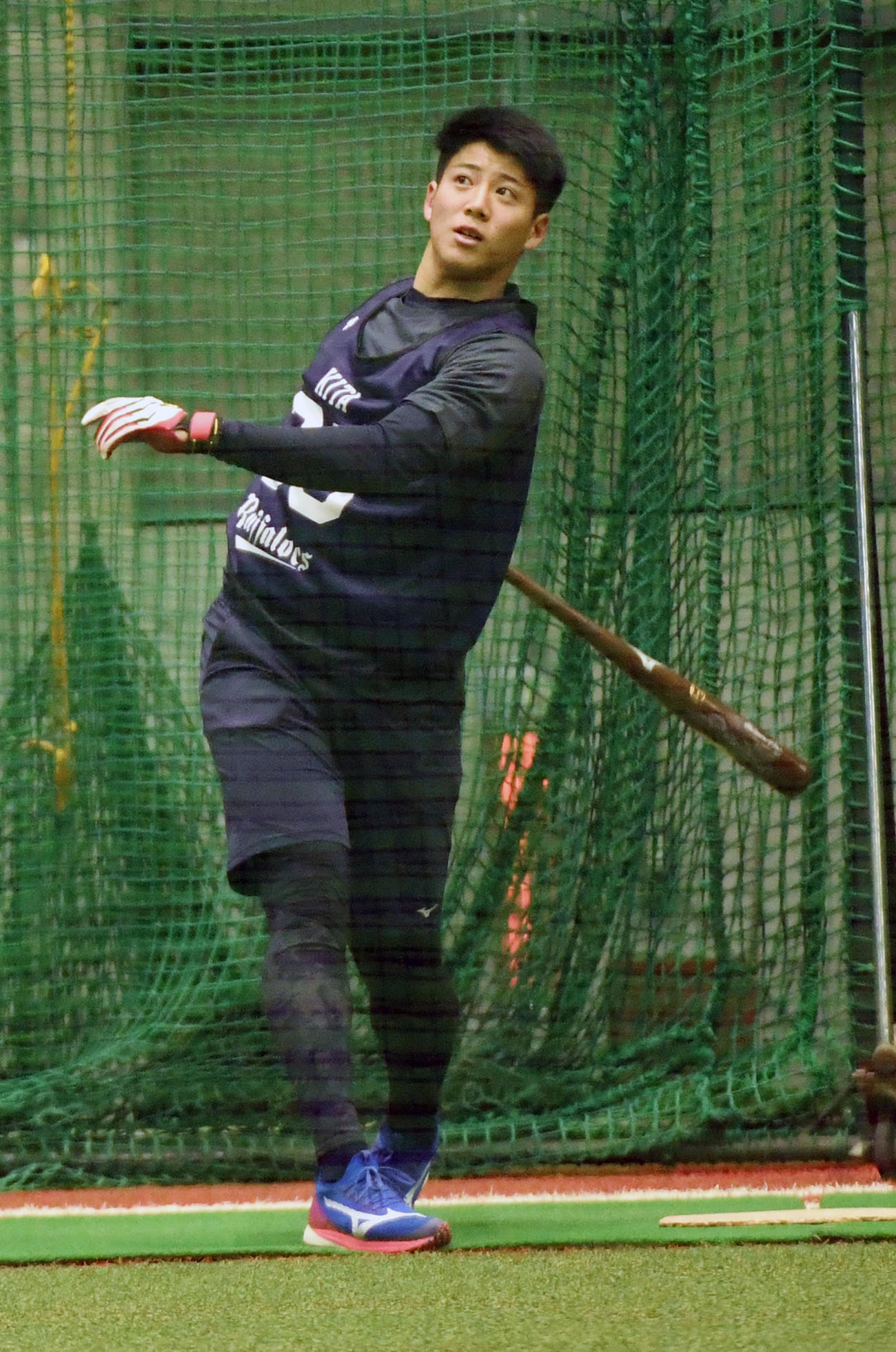 ロングティーを行うオリックス来田（撮影・前岡正明）