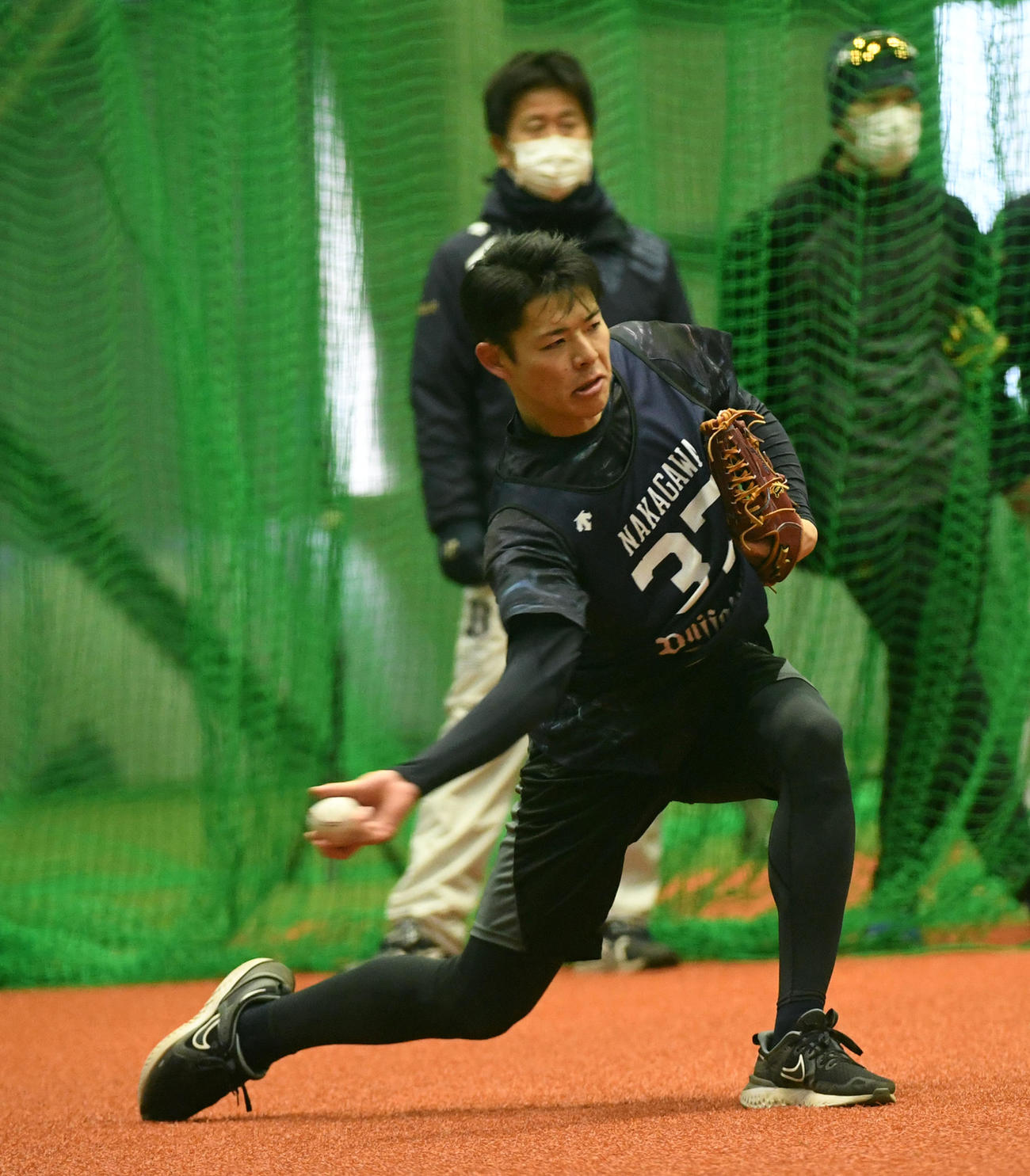 キャッチボールを行うオリックス中川颯（撮影・前岡正明）