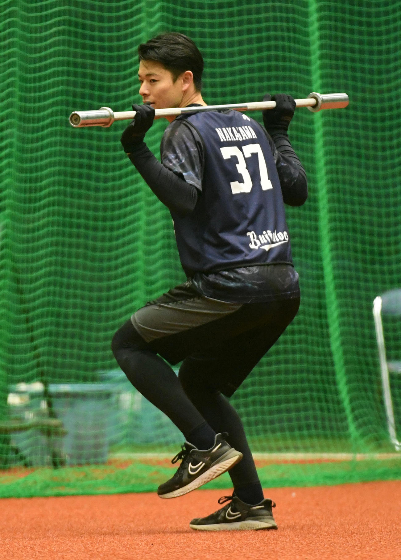 器具を使用して練習を行うオリックス中川颯（撮影・前岡正明）