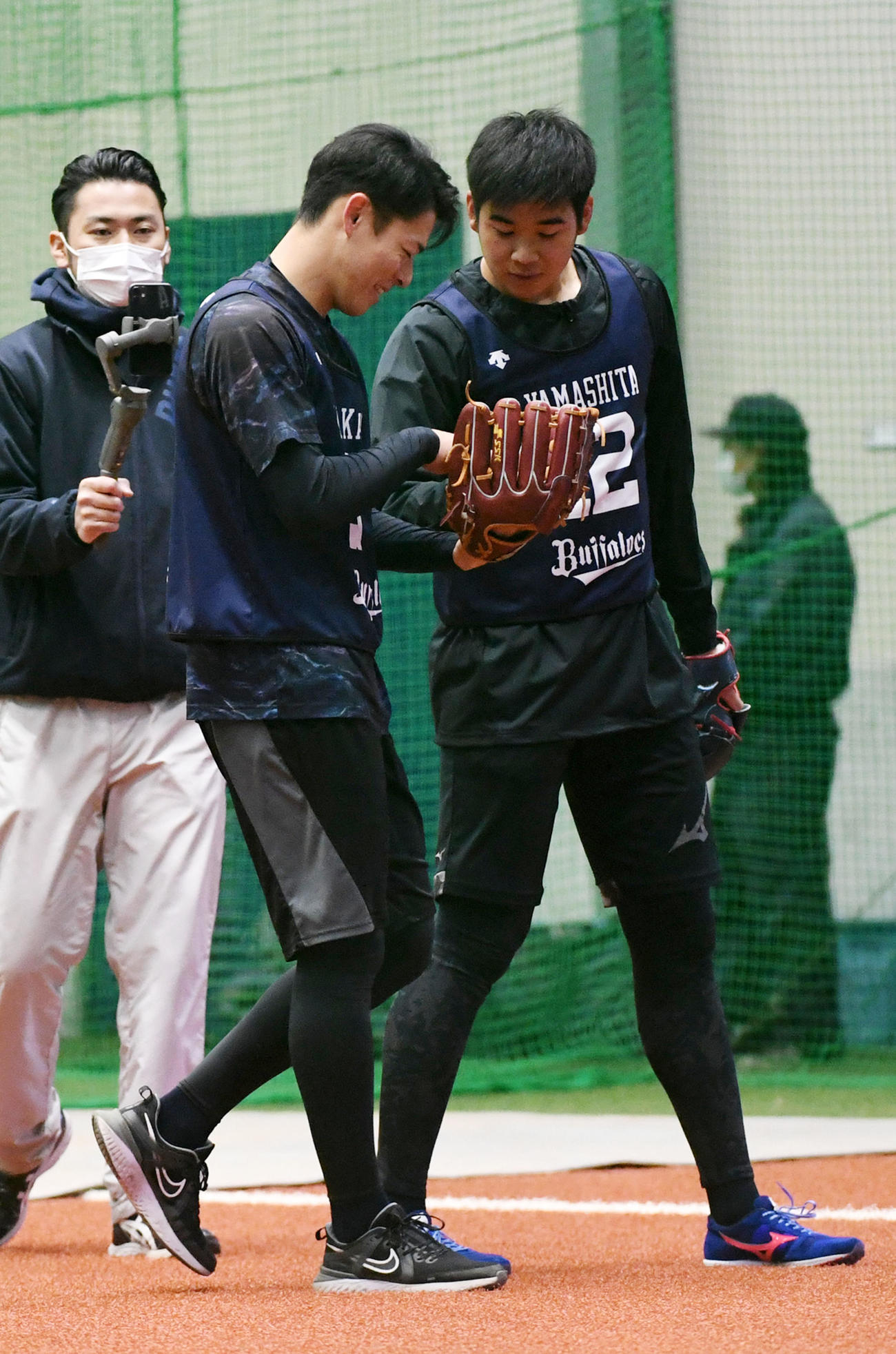 山下（右）にグラブを見せるオリックス中川颯（撮影・前岡正明）