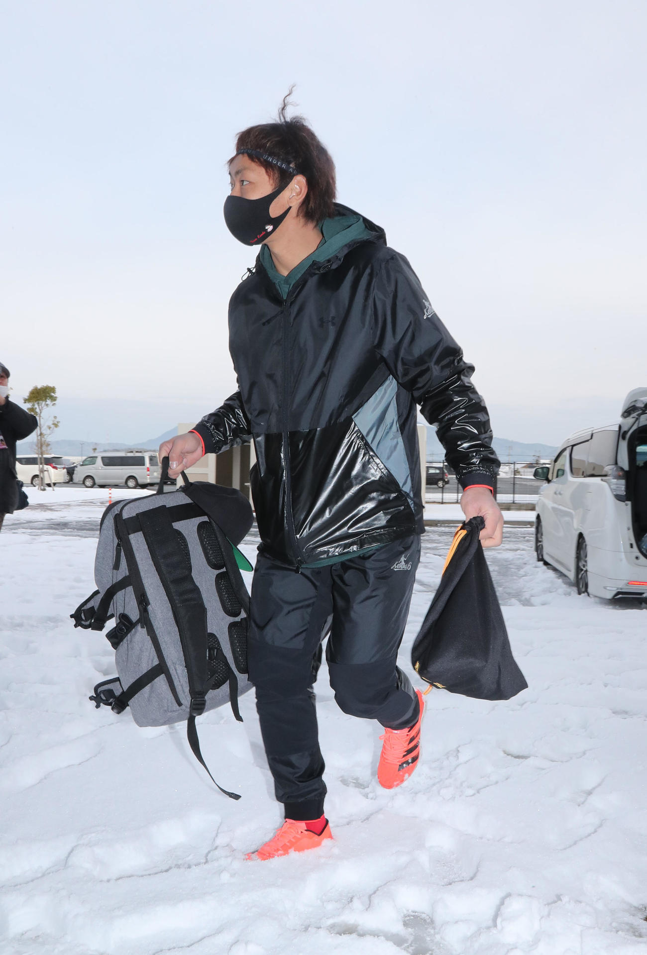 室内練習場に向かう今宮（撮影・梅根麻紀）