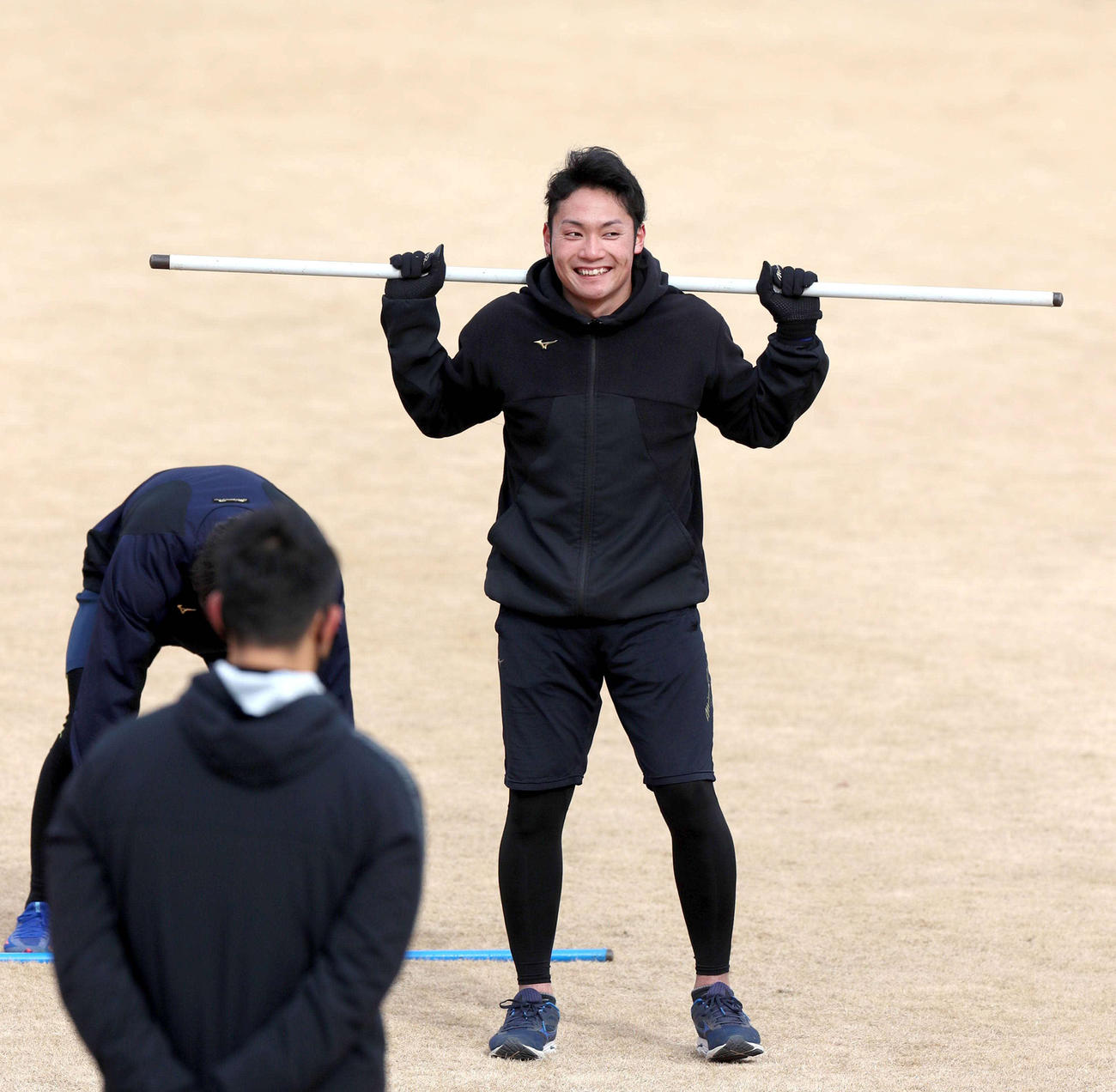 投手トレーニングで笑顔を見せる日本ハム伊藤（撮影・佐藤翔太）
