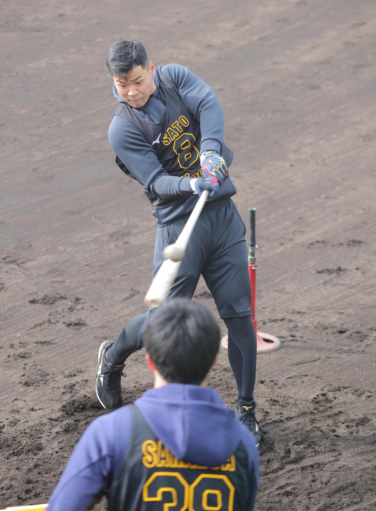 屋外でティー打撃を行う佐藤輝（代表撮影）