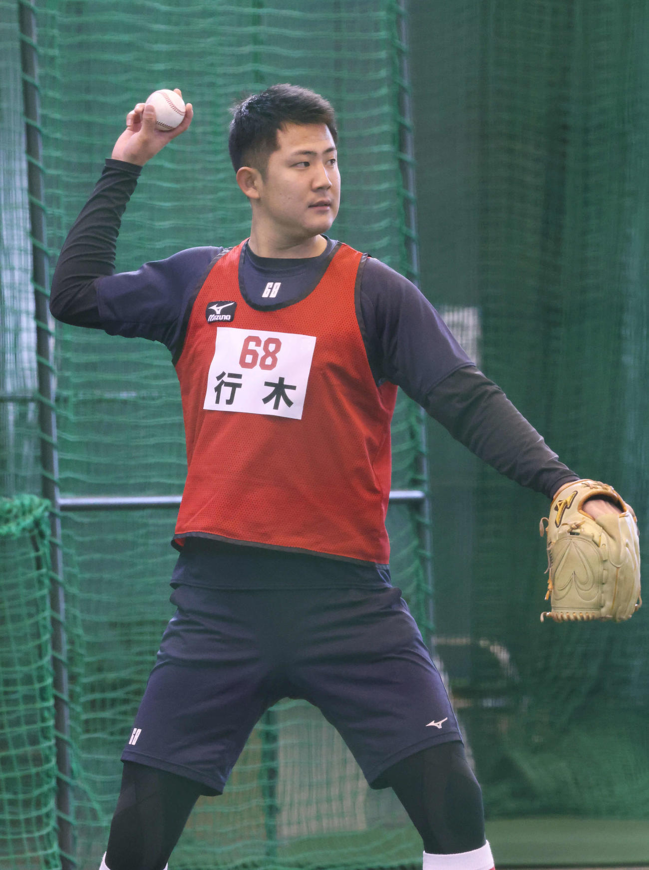 新人合同自主トレ　キャッチボールをするドラフト5位の行木（撮影・加藤孝規）