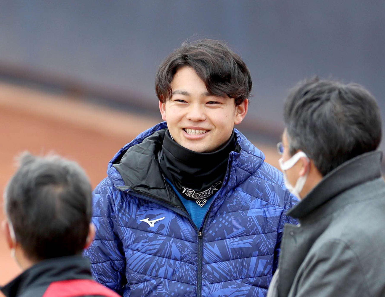 笑顔で球場入りする日本ハム田宮（中央）（撮影・佐藤翔太）