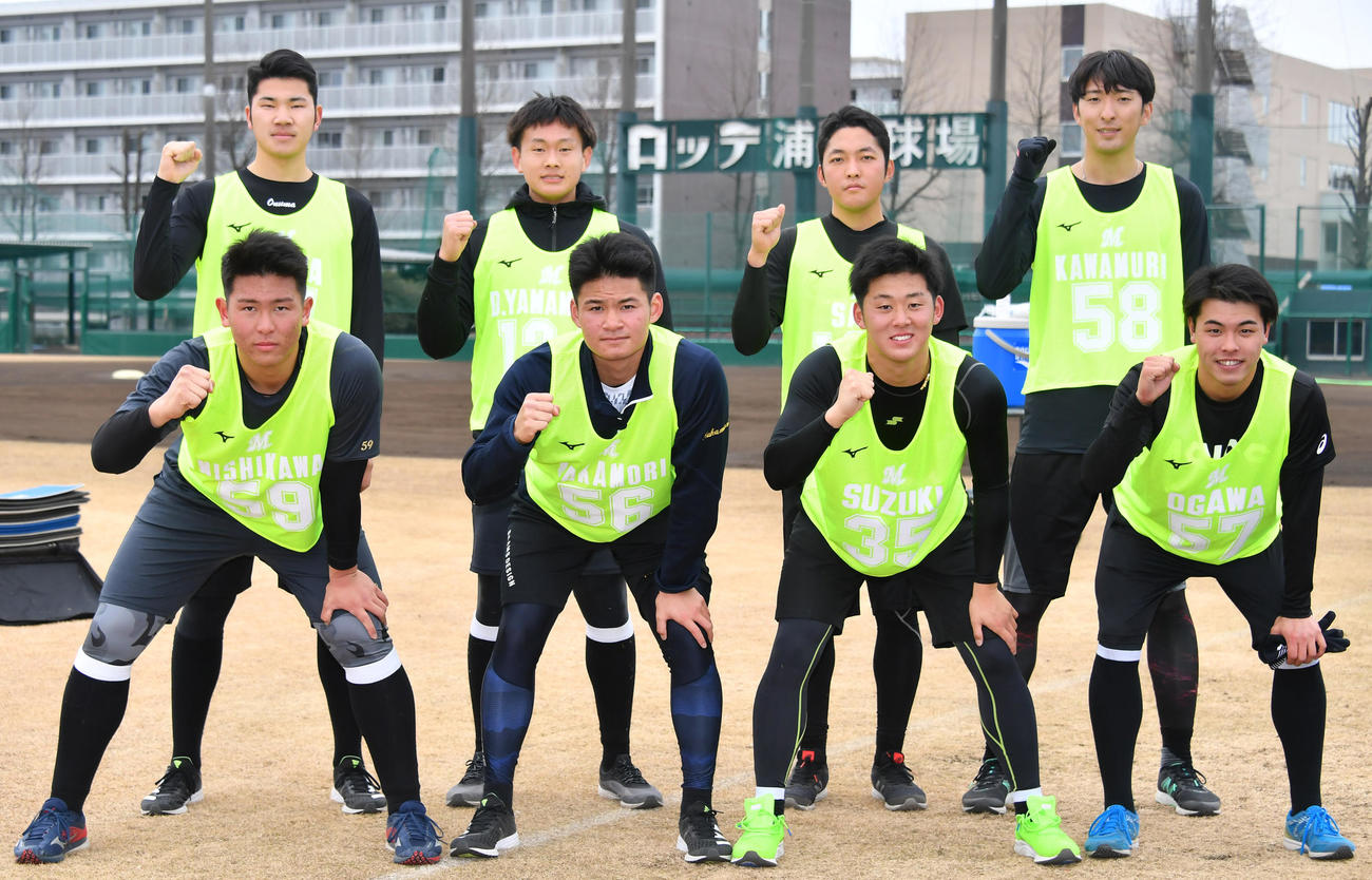 自主トレ終了後ガッツポーズで記念撮影をするロッテの、前列左から西川、中森、鈴木、小川、後列左から小沼、山本大、佐藤奨、河村（代表撮影）