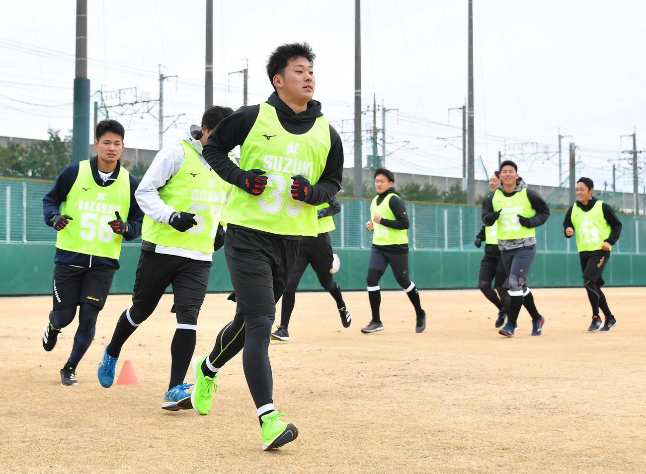 12分間グラウンド外周を走り続けるロッテ鈴木（手前）ら（代表撮影）